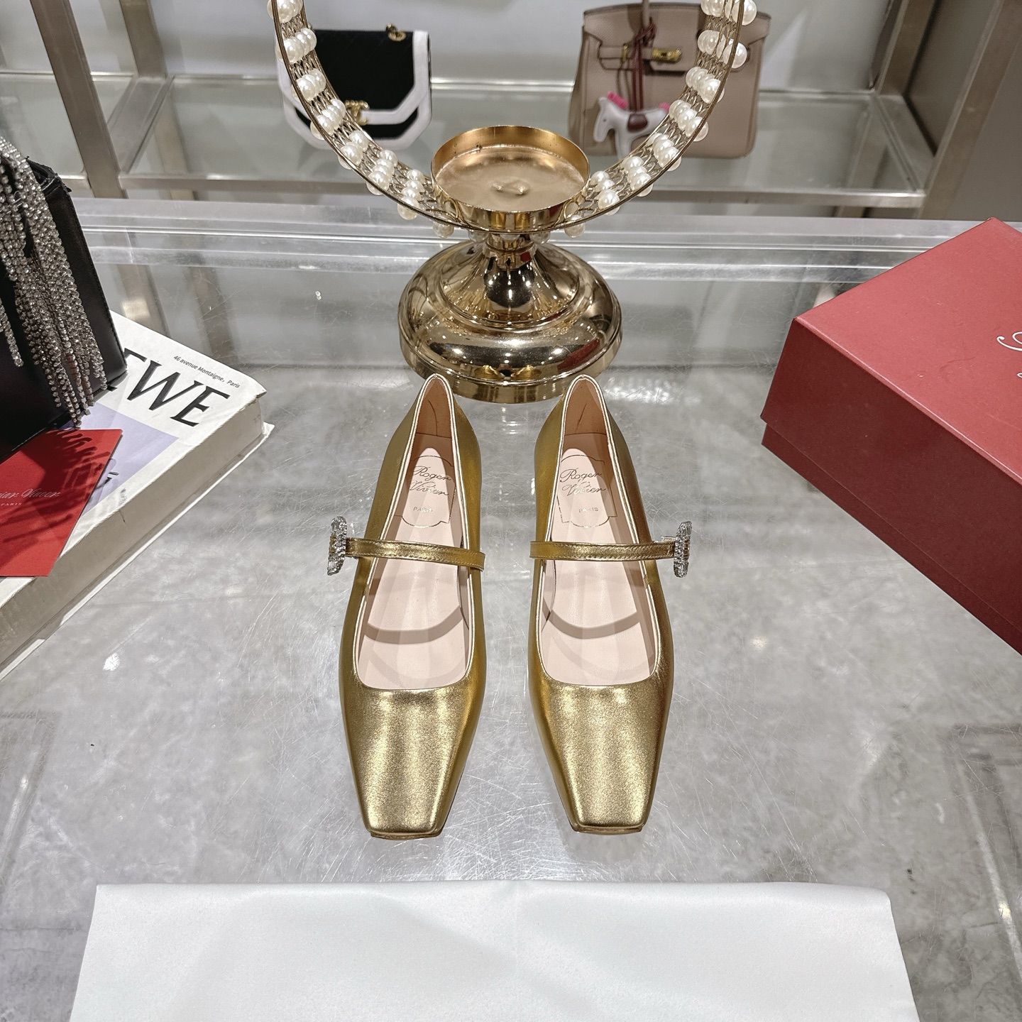 NO:246920,RV SS spring and summer new Mary Jane single shoes, short heel design plus gold-sized small square heel design, instep strap design, exquisite square buckle on the outside, elegant and fashionable temperament, comfortable and elegant, easily improving daily style!  Imported calfskin upper lambskin inner lining and footrest!  Italian leather outsole 2.5cm heel!  Size 35-39 (34.40 required customization without return or exchange), single shoes Mary Jane, mary jane, cowhide, sheepskin, Leather soles19860909RV SS春夏新款玛丽珍单鞋 矮跟设计加金典小方跟设计,脚背一字带设计外侧精致方扣优雅时尚气质的必备单品,舒适又不失优雅 轻松提升日常造型！ 材质进口小牛皮鞋面小羊皮内里、垫脚！意大利真皮大底2.5cm鞋跟！ 码数35-39（34.40需定制不退换）,单鞋玛丽珍,mary jane,cowhide,sheepskin,Leather soles,Women's Shoes