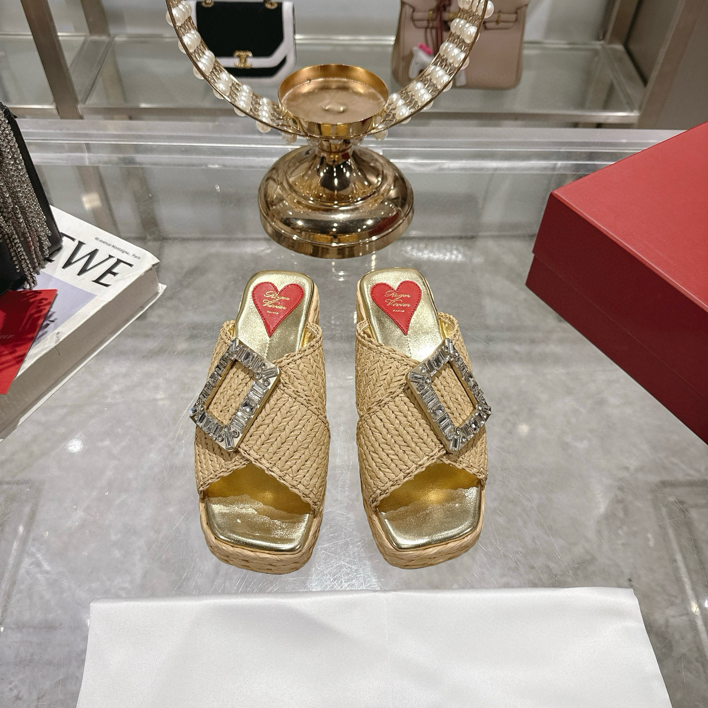 NO:246921,25 new uncovered lazy slippers are hand-woven with natural Raffia, showing their noble and luxurious style, making the shoes light up the feminine charm like jewelry. Drawing inspiration from their beloved representatives, the insole is embedded with an iconic heart pattern, with a height-enhancing effect. A must-have for small girls. Original custom leather outsole. Material: Original custom Laffie early knitting. The inner lining is breathable sheepskin inner size 35-40 sizes 40 custom sizes, slippers, slippers, sheepskin, Leather soles1986090925新款露脚懒人拖鞋以天然的拉菲草手工编织 尽显高贵奢华风范 让鞋子也像珠宝一般点亮女性魅力.从其钟爱的代表中汲取灵感,内底嵌有标志性的心形图案,自带增高效果 小个子女生必备 鞋底原版定制真皮大底 材质: 原版定制拉菲早编织 内里透气羊皮内里 码数35-40码 40定制码数,拖鞋,slippers,sheepskin,Leather soles,Women's Shoes