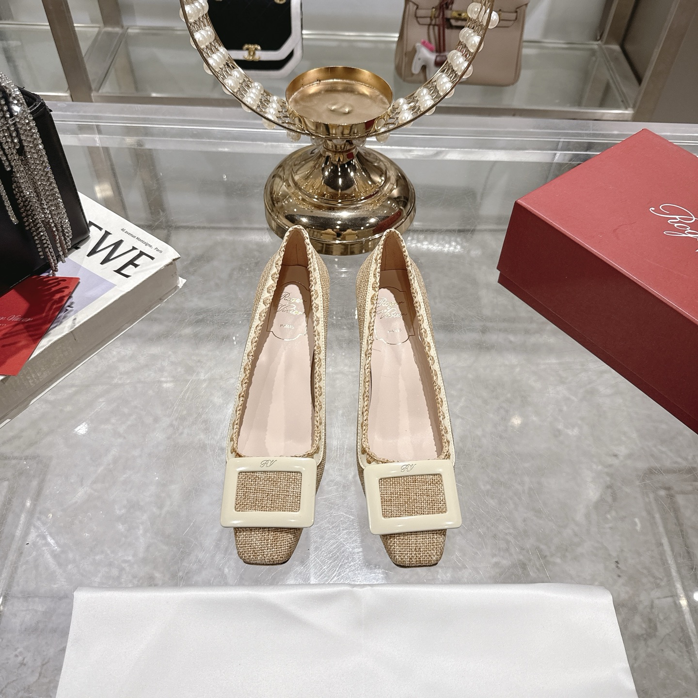 NO:240043,Single-shoe sandals less than 10 Roger Viv*er New new hollow sandals in spring and summer color upgrades very suitable for vacation wear. Exquisite and elegant and comfortable to meet everyone's needs. Beautiful and charming. Color-blocking upper embellishes the brand's iconic painted buckle. Elegant and charming. Easy to present the romantic summer style. Original customization Italian leather outsole size 34-39 (40 customization) heel height 4.5cm, sandals single shoes, roger vivier, sandals, Leather soles19860909单鞋凉鞋少10Roger Viv*er 春夏新款中空凉鞋新色升级 很适合度假穿 精致优雅又舒适 满足大家需求一贯 唯美动人 拼色鞋面 点缀品牌标志性镀漆饰扣 优雅魅惑 轻松呈现夏日浪漫风情 原版定制 意大利真皮大底 size 34-39（40定制）跟高4.5cm,凉鞋单鞋,roger vivier,sandals,Leather soles,Women's Shoes