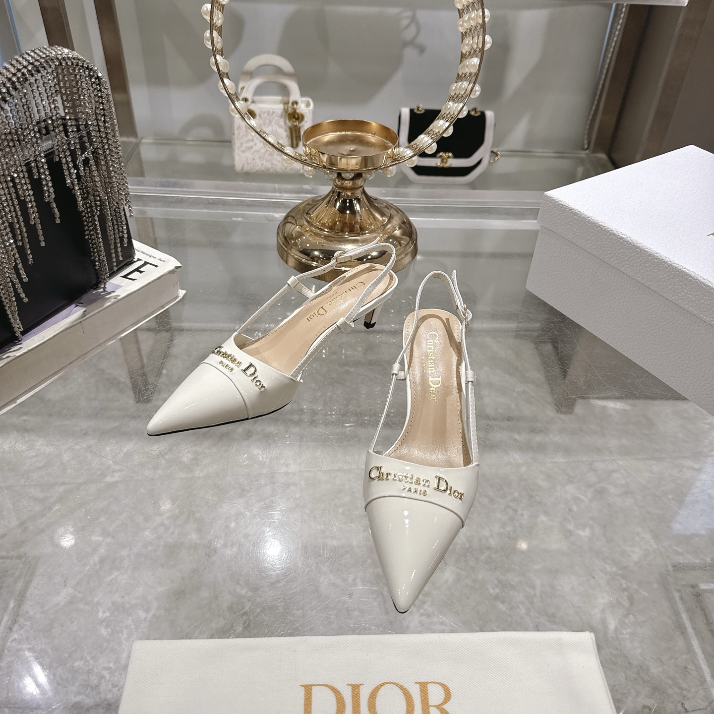 NO:246918,Single-shoe sandals 25ss early spring new Dior D-My hardware letter buckle pointed toe high heels flat single-shoe kitten heel hollow sandals This My Dior high heel is a new product in the spring and summer 2025 ready-to-wear series, showing exquisite elegance. It is carefully crafted with cowhide leather and pointed toe design, embellished with the golden metal Christian Dior Paris logo, which is recognizable and demonstrates Dior's extraordinary exquisite craftsmanship. The hollow decoration 4.5cm 8.5cm graphic style heel complements each other, making the fashionable design more elegant. Upper Shandong silk/beef patent leather inner foot pad sheepskin sole Italian leather outsole heel height 4.5 8.5  Size 35-39 (34.40.41. Custom made no return or exchange), sandals and shoes, dior, dior, sandals, high heels, cowhide, sheepskin, Leather soles19860909单鞋凉鞋 25ss早春新款Dior迪奥D-My 五金字母扣尖头高跟鞋平底单鞋小猫跟后空凉鞋 这款My Dior 高跟鞋是二零二五春夏成衣系列新品,彰显精致的优雅气质.采用牛皮革精心制作,尖头设计,点缀以金色饰面金属Christian Dior Paris标志,富有辨识度,彰显Dior 非凡的精湛工艺.镂空装饰4.5cm 8.5cm图形风格鞋跟相得益彰,令时尚的设计更显典雅 鞋面山东绸/牛漆皮 内里垫脚羊皮 鞋底意大利真皮大底 跟高4.5 8.5 码数35-39（34.40.41.定做不退换）,凉鞋单鞋,dior,dior,sandals,high heels,cowhide,sheepskin,Leather soles,Women's Shoes