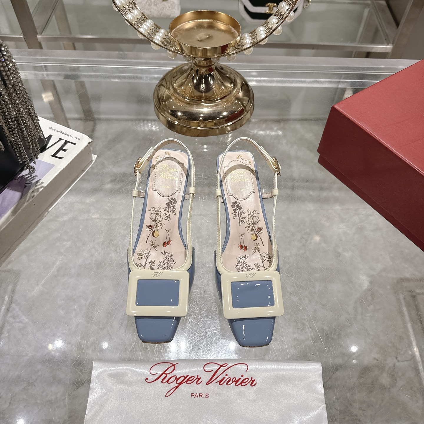 NO:246909,Roger Viv*er 2025 early spring new hollow sandals new color upgrades for RV sandals. Everyone loves RV sandals. Summer has arrived and the same series of sandals are always available to meet everyone's needs. Beautiful and charming. The color is so beautiful that the brand's iconic painted buckle is elegant and charming. It easily presents the romantic summer style. Original customization Italian leather outsole size 34-39 (40 41 customization) heel height 4.5cm, sandals, roger vivier, sandals, Leather soles19860909Roger Viv*er 2025早春新款中空凉鞋新色升级对于rv家凉鞋大家爱不释手 .夏天到了新出同系列的凉鞋 满足大家需求一贯 唯美动人 拼接彩色 颜色太好看了呜呜点缀品牌标志性镀漆饰扣 优雅魅惑 轻松呈现夏日浪漫风情 原版定制 意大利真皮大底 size 34-39（40 41 定制）跟高4.5cm,凉鞋,roger vivier,sandals,Leather soles,Women's Shoes