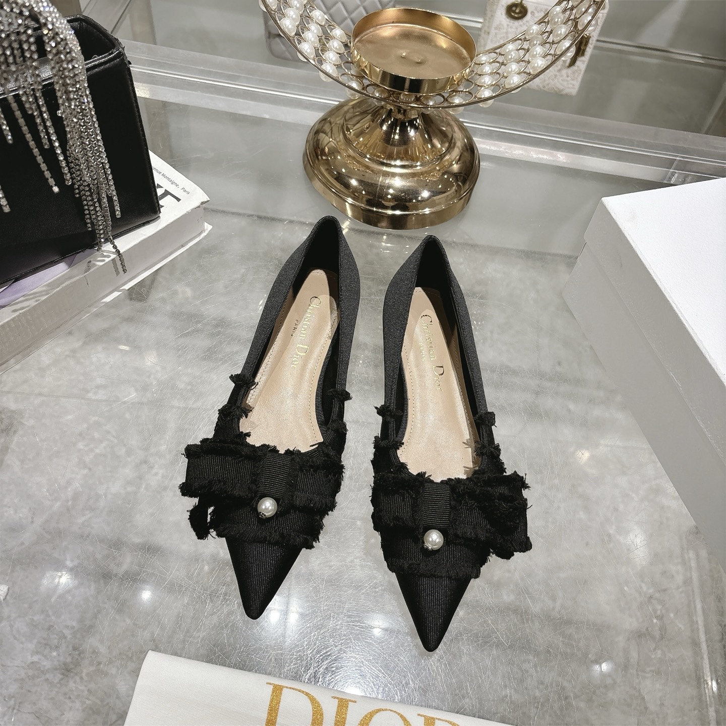 NO:265721,Tassel webbing shoes Dior Autumn catwalk new Adiorble women's shoes CD stars same fashion tassel bow pointed toe flat-soled pearl alphabet logo hardware buckle flat-soled sandals shoes on the market top high-end version original molded pearl hardware buckle fabric original custom tassel grosgrain upper inner water dyed sheepskin inner footbed outsole Italian leather outsole Size34-40 (34.40.. Custom made no return or exchange), single shoes, dior, dior, sandals, sheepskin, Leather soles19860909流苏织带女鞋 Dior 迪奥 秋季走秀新款Adiorble女鞋 CD明星同款时尚流苏蝴蝶结尖头平底珍珠字母logo五金扣平底凉鞋鞋市面顶级高端版本 原版开模珍珠五金扣 面料原版定制流苏罗缎鞋面 内里水染羊皮内里垫脚 大底意大利真皮大底  Size34-40（34.40..定做不退换),单鞋,dior,dior,sandals,sheepskin,Leather soles,Women's Shoes