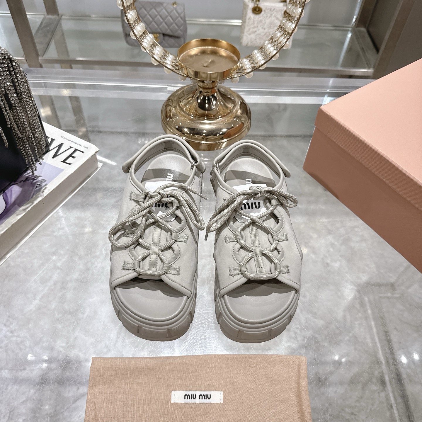 NO:266000,Miao Miu's new straps and thick-soled Velcro sandals This shoe is highly recommended ♀Fairy must-have fashionable and versatile to increase height and make your legs look longer. The foot is super light and the foot is exclusive to the miumiu brand. The upper is full of design. The upper is original 11 lycra, outsole EVA foamed sole, shoes are particularly light, size 35-40, sandals, miumiu, sandals19860909缪缪新款绑带松糕厚底魔术贴凉鞋 这款鞋子强烈推荐♀仙女必备时尚百搭增高显瘦显腿长 上脚超轻便miumiu品牌专属鞋带搭配miu logo小名牌 鞋面设计感满满 鞋面原版11莱卡 大底EVA发泡大底 鞋子特别轻 码数35-40,凉鞋,miumiu,sandals,Women's Shoes