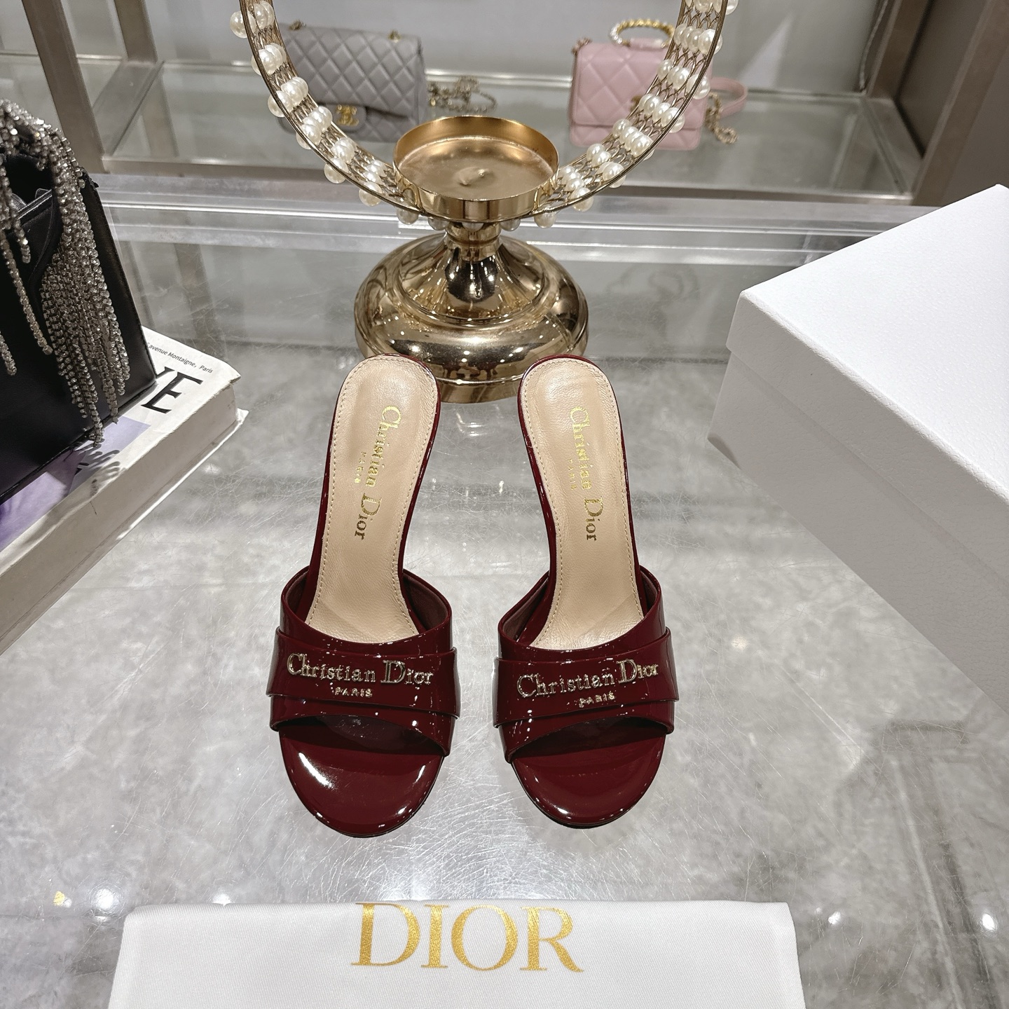 NO:392597,25ss Early Spring New Dior D-My Hardware Letter Round-toe Exposed Toe Slippers This My Dior high heel is a new product in the spring and summer 2025 ready-to-wear series, showing exquisite elegance. It is carefully crafted with patent leather, embellished with a gold-finished metal Christian Dior Paris logo, which is recognizable, highlighting Dior's extraordinary exquisite craftsmanship 8.5cm graphic style heels complement each other, making the fashionable design more elegant. Upper Shandong silk/beef patent leather inner foot pad sheepskin sole Italian leather outsole Heel height 8.5cm Size 35-39 (34.40.41. Custom made no return or exchange), high heels slippers, dior, dior, high heels, slippers, sheepskin, Leather soles1986090925ss早春新款Dior迪奥D-My 五金字母圆头露趾拖鞋 这款My Dior 高跟鞋是二零二五春夏成衣系列新品,彰显精致的优雅气质.采用漆皮革精心制作,点缀以金色饰面金属Christian Dior Paris标志,富有辨识度,彰显Dior 非凡的精湛工艺8.5cm图形风格鞋跟相得益彰,令时尚的设计更显典雅 鞋面山东绸/牛漆皮 内里垫脚羊皮 鞋底意大利真皮大底 跟高8.5cm 码数35-39（34.40.41.定做不退换）,高跟鞋拖鞋,dior,dior,high heels,slippers,sheepskin,Leather soles,Women's Shoes