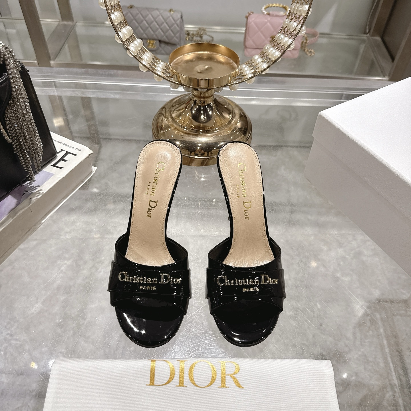 NO:265997,25ss Early Spring New Dior D-My Hardware Letter Round-toe Exposed Toe Slippers This My Dior high heel is a new product in the spring and summer 2025 ready-to-wear series, showing exquisite elegance. It is carefully crafted with patent leather, embellished with a gold-finished metal Christian Dior Paris logo, which is recognizable, highlighting Dior's extraordinary exquisite craftsmanship 8.5cm graphic style heels complement each other, making the fashionable design more elegant. Upper Shandong silk/beef patent leather inner foot pad sheepskin sole Italian leather outsole Heel height 8.5cm Size 35-39 (34.40.41. Custom made no return or exchange), high heels slippers, dior, dior, high heels, slippers, sheepskin, Leather soles1986090925ss早春新款Dior迪奥D-My 五金字母圆头露趾拖鞋 这款My Dior 高跟鞋是二零二五春夏成衣系列新品,彰显精致的优雅气质.采用漆皮革精心制作,点缀以金色饰面金属Christian Dior Paris标志,富有辨识度,彰显Dior 非凡的精湛工艺8.5cm图形风格鞋跟相得益彰,令时尚的设计更显典雅 鞋面山东绸/牛漆皮 内里垫脚羊皮 鞋底意大利真皮大底 跟高8.5cm 码数35-39（34.40.41.定做不退换）,高跟鞋拖鞋,dior,dior,high heels,slippers,sheepskin,Leather soles,Women's Shoes