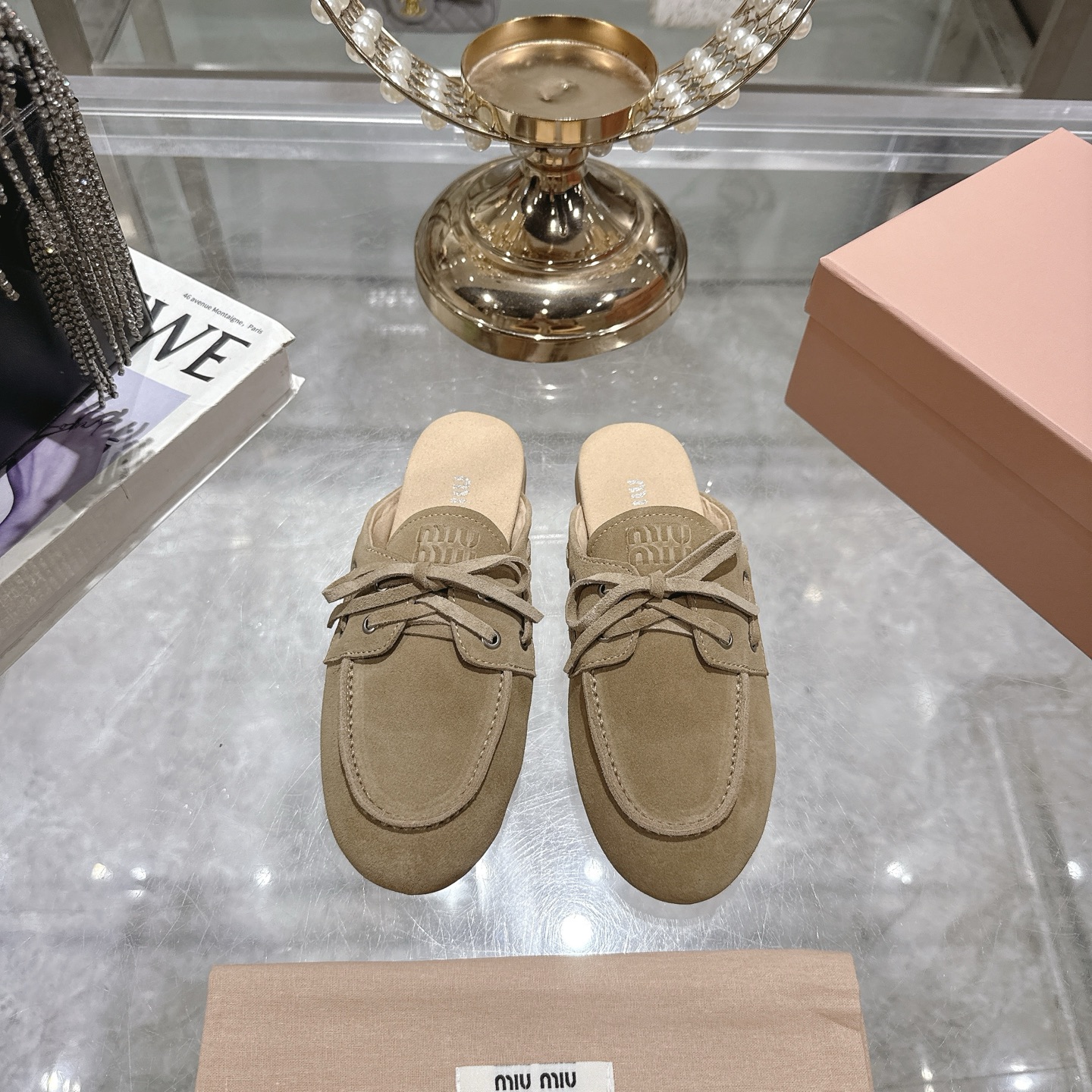 NO:265990,——miu miu miu color-tie corned flat slippers Miumiu show new style retro beanie slippers fashionable simple and high-end casually matched, very comfortable to wear, must-have for the year!  Super heavy every pair is a unique polished color. The upper is made of old cowhide. Wear it as you go. A must-have for lazy people. Original outsole sizes 35-40 (40 customization), semi-torque, miumiu, slippers, cowhide19860909——miu miu 擦色系带鸡眼平底拖鞋缪缪miumiu走秀新款 复古豆豆拖鞋复 时尚 简约高级 随意搭配 上脚非常舒适年度必入款！超级重每一双都是独一无二的擦色 鞋面原版做旧牛皮 随走随穿 懒人必备 原版大底 35-40码（40定制）,半拖,miumiu,slippers,cowhide,Women's Shoes
