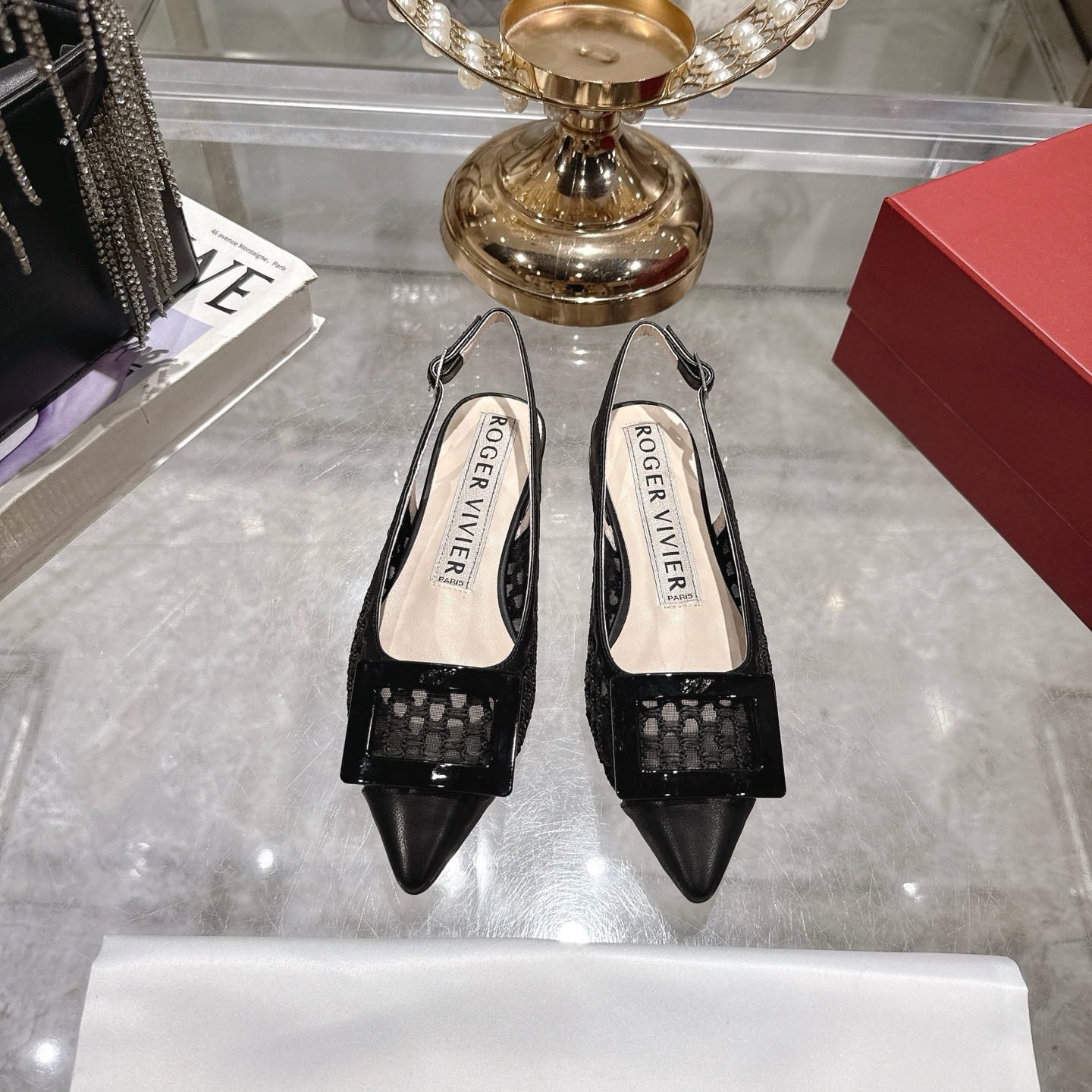 NO:265982,Roger Viv*er 2025 early spring new hollow sandals new color upgrades for RV home sandals. Everyone loves RV sandals. Summer has arrived and the same series of sandals are always available to meet everyone's needs. Beautiful and charming. Hollow woven mesh upper embellishes the brand's iconic painted buckle. Elegant and charming. Easily presents the romantic summer style. Original customization Italian leather outsole size 34-39 (40 customization), sandals, roger vivier, sandals, Leather soles19860909Roger Viv*er 2025早春新款中空凉鞋新色升级对于rv家凉鞋大家爱不释手 .夏天到了新出同系列的凉鞋 满足大家需求一贯 唯美动人 镂空编织网鞋面 点缀品牌标志性镀漆饰扣 优雅魅惑 轻松呈现夏日浪漫风情 原版定制 意大利真皮大底 size 34-39（40定制）,凉鞋,roger vivier,sandals,Leather soles,Women's Shoes