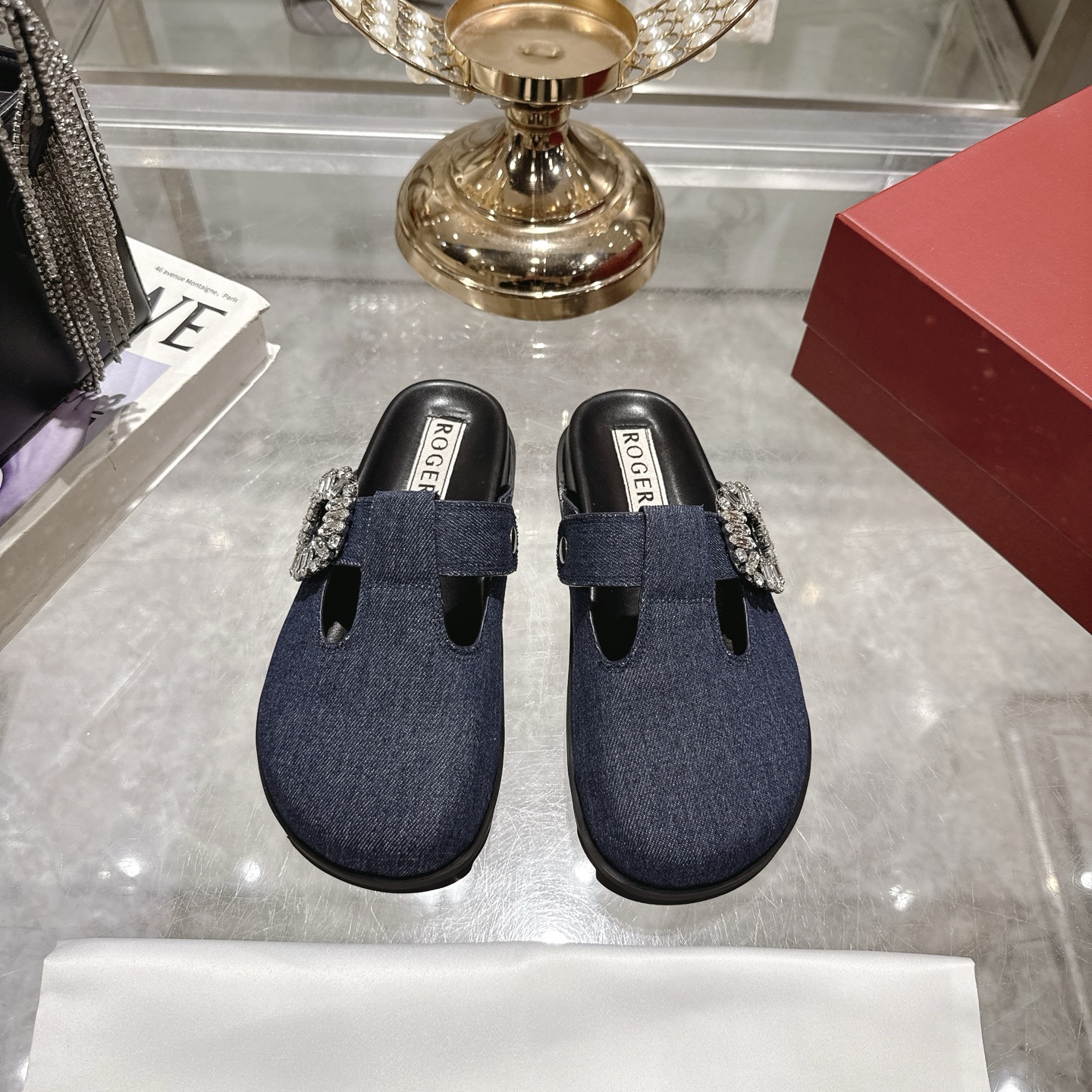 NO:265978,25 summer new RV Viv' Rangers diamond buckle muller slippers rv is crazy, and the beauty on the feet reaches a new height, no matter how you wear it, it is a highlight. The brand interprets the urban style with the Viv' Rangers series. This muller shoes are made of shiny patent leather, Loafer toe design, embellished with the iconic shining diamond buckle, the rubber sole is smooth and comfortable, showing the exquisite ladylike temperament Original custom classic diamond buckle Imported cashmere/sheepskin lining Original mold open sole Size 35-39 (34/40 custom-made without return and exchange), semi-torque, loafers, slippers, sheepskin1986090925夏季新款RV Viv' Rangers 钻扣穆勒拖鞋 rv简直杀疯了,上脚美出新高度怎么穿搭都可以都是亮点名不虚传 品牌以Viv' Rangers系列演绎都市风格,本款穆勒鞋以闪亮漆皮制成,乐福鞋头设计,点缀标志性的闪耀钻扣,橡胶鞋底平稳舒适,尽显精致淑女气质 原版定制经典钻扣 鞋面进口羊绒/羊皮内里 原版开模大底 码数35-39（34/40定制不退换）,半拖,loafers,slippers,sheepskin,Women's Shoes