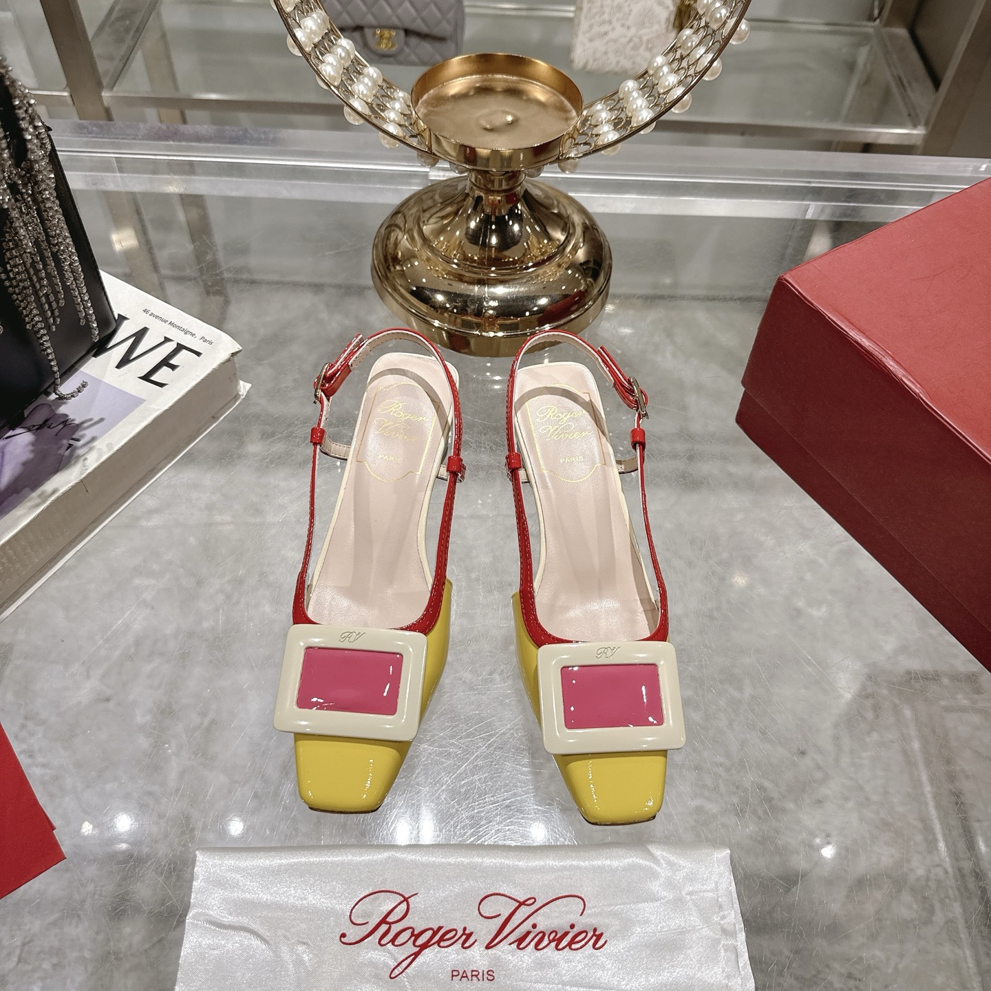 NO:265715,Roger Viv*er 2025 early spring new hollow sandals new color upgrades for RV home sandals. Everyone loves RV sandals. Summer has arrived and the same series of sandals to meet everyone's needs. It is always beautiful and charming. Midsole full-length color-blocking upper embellished with the brand's iconic painted buckle. Elegant and charming. Easy to present the romantic summer style. Original custom floral fabric Italian leather outsole size 34-39 (40 customization) heel height 4.5cm, sandals, roger vivier, sandals, Leather soles19860909Roger Viv*er 2025早春新款中空凉鞋新色升级对于rv家凉鞋大家爱不释手 .夏天到了新出同系列的凉鞋 满足大家需求一贯 唯美动人 中底全皮拼色鞋面 点缀品牌标志性镀漆饰扣 优雅魅惑 轻松呈现夏日浪漫风情 原版定制花布 意大利真皮大底 size 34-39（40定制）跟高4.5cm,凉鞋,roger vivier,sandals,Leather soles,Women's Shoes