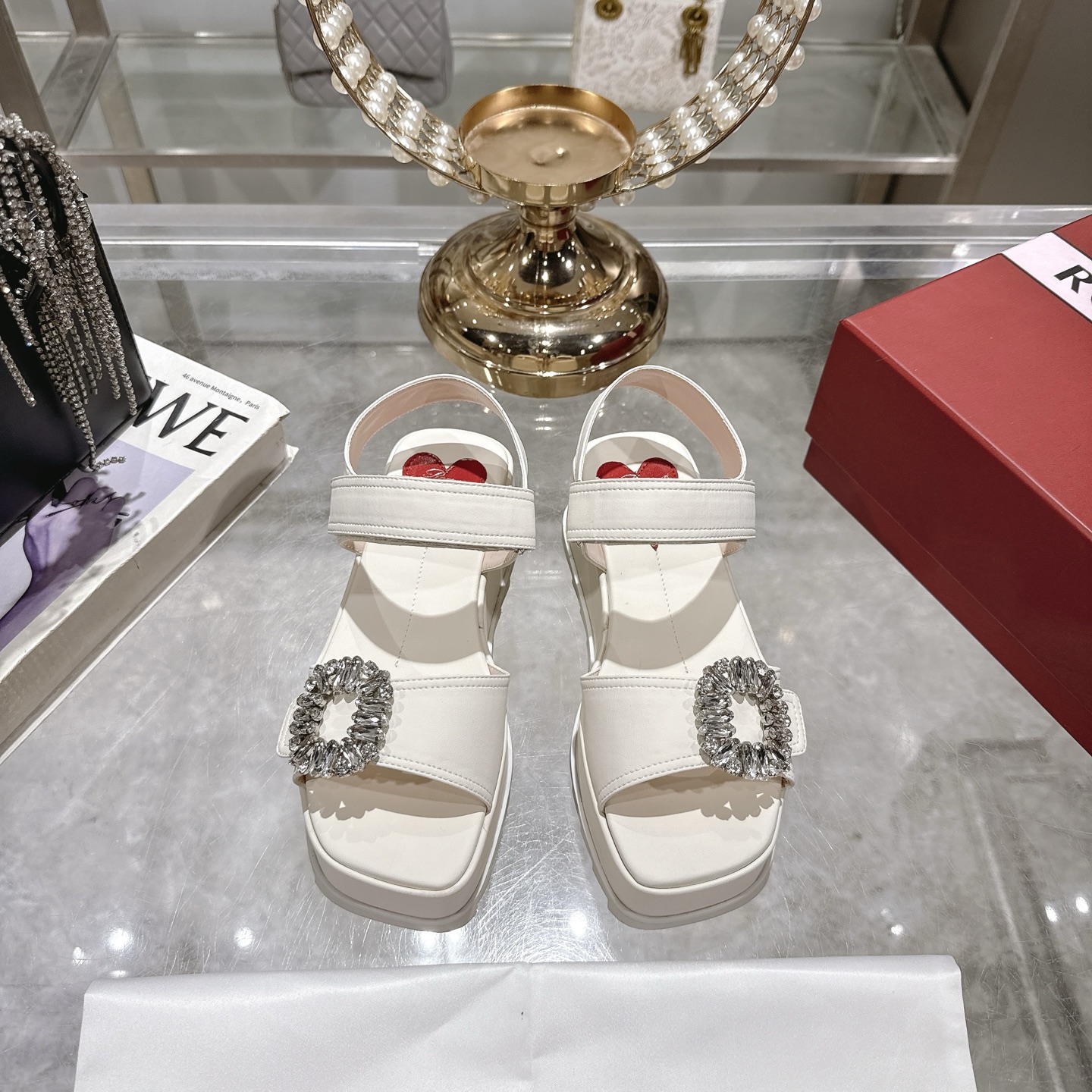 NO:265976,New diamond buckle pure leather imitation platform thick-soled sandals RV thick-soled sandals. Sandals full of fashion feel very summery. Styles made of the same material. The soles are super soft and the wide feet are particularly friendly. The rear tripod strap is adjustable and matched with a strong summer island style. The design highlights the romantic atmosphere and is firm and durable. It can better reflect our pursuit of quality. It has good breathability and protects the feet and does not stuff the feet. It has good softness and brings a comfortable wearing experience, allowing the shoes to maintain texture and be full of natural vitality!  The diamond buckle is exquisite and shining, and the slender high heel design shows the graceful figure. It is simple and not simple, and it immediately lights up the fairy's look!  Material: Customized original cowhide, sheepskin inner lining, footrest!  Original waterproofing platform original rubber combination sole, heel height 7.5cm, size 34-40 (34.40 size custom made without return or exchange), sandals, sandals, cowhide, sheepskin19860909新款钻扣纯皮仿水台厚底凉鞋 RV 厚底凉鞋 时尚感满满的凉鞋很有夏天的感觉 同材质的款式 鞋底超级柔软 宽脚特别友好 后绊带可调节搭配包浓浓夏日海岛风凹造型必备 设计彰显浪漫主义气息,且牢固耐穿.更能体现我们对品质的追求.透气性好护脚不闷脚.具有良好的柔软性带来舒适的穿着体验,让鞋子保有质感更充满大自然的生命力！钻扣精致闪耀,纤细的高跟设计尽显曼妙身姿.简约不简单,即刻点亮仙女造型！ 材质: 定制原版牛皮面,羊皮内里、垫脚！原版防水台原版橡胶组合大底,后跟高7.5cm 码数34-40（34.40码定做不退换）,凉鞋,sandals,cowhide,sheepskin,Women's Shoes