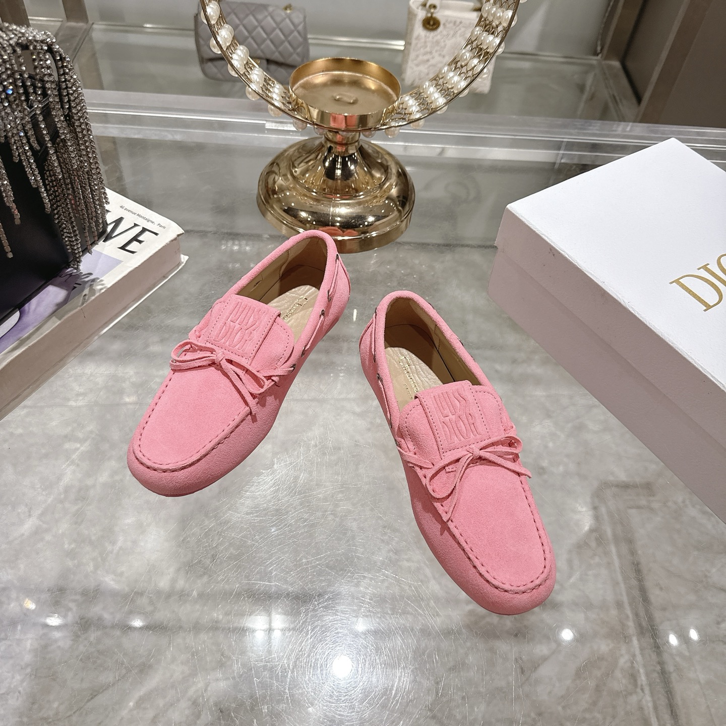 NO:265991,2025ss new Dior Miss Street loafers with bow color dopamine flat-soled casual bean shoes, very comfortable to wear. This Miss Dior Street loafer comes from the Miss Dior limited series, reinterpreting the Dior main items, showing modern and elegant temperament. The suede upper and the tongue are decorated with Miss Dior embossed logo, paired with the same-toned sole, which is very comfortable. It can add a classic style to all styles, and can also be matched with other items from the Miss Dior limited series to create matching styles. The upper is customized with delicate sheep lining, inner sheepskin, sole original open mold and same-color rubber outsole. Size 35-41, loafers, dior, dior, loafers, sheepskin, sheep198609092025ss新款Dior迪奥 Miss Street乐福鞋 蝴蝶结彩色多巴胺平底休闲豆豆鞋 上脚非常舒适 这款 Miss Dior Street乐福鞋来自Miss Dior 限定系列,重新诠释 Dior 主打单品,彰显现代优雅气质.绒面鞋面,鞋舌饰以Miss Dior压花标志,搭配同色调鞋底,舒适非凡.可为各式造型增添经典风格,亦可与Miss Dior 限定系列的其他单品搭配,打造配套造型. 鞋面原版定制细腻羊猄 内里羊皮 鞋底原版开模同色橡胶大底 码数35-41,乐福鞋,dior,dior,loafers,sheepskin,sheep,Women's Shoes