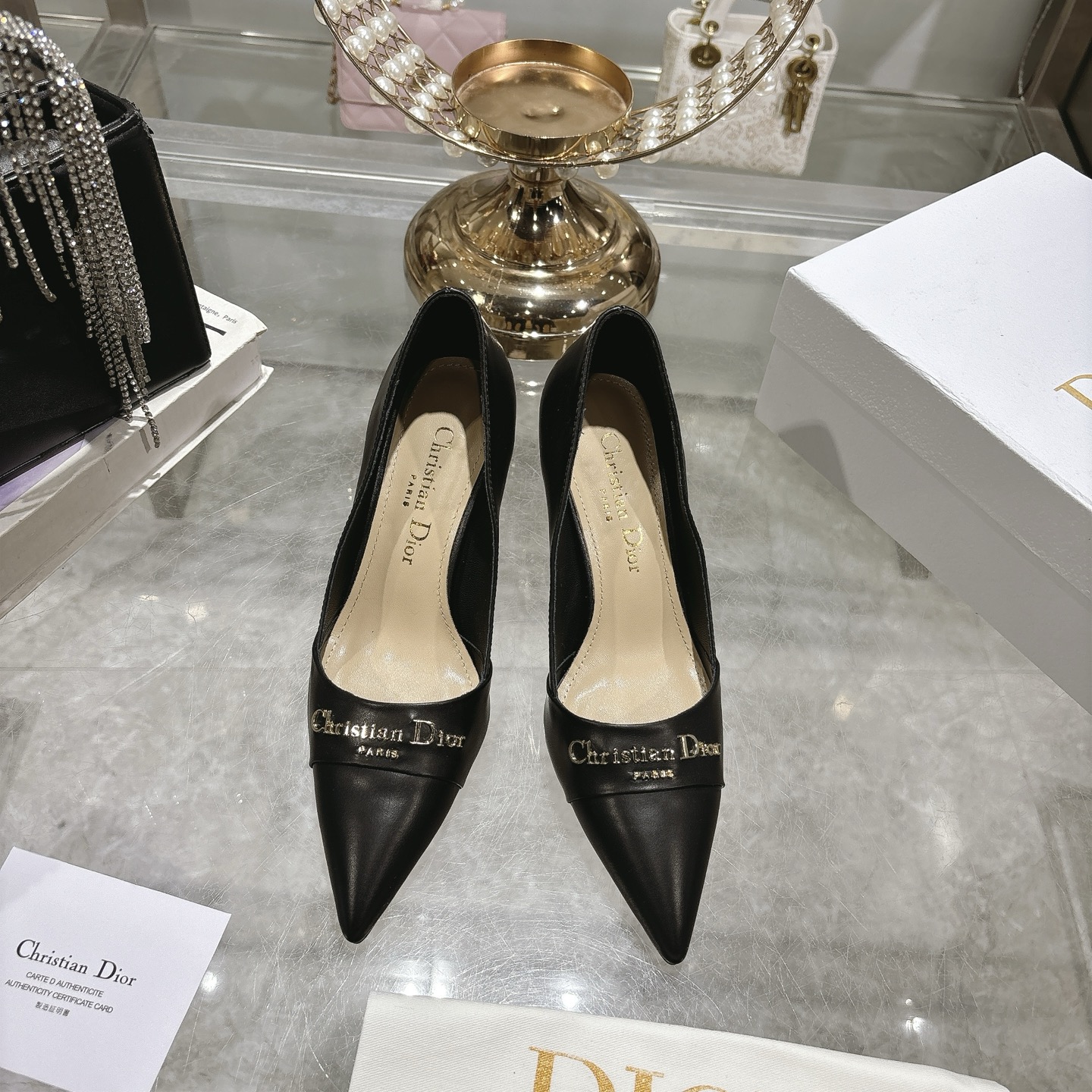 NO:408302,Single-shoe sandals 25ss early spring new Dior D-My hardware letter buckle pointed toe high heels flat single-shoe kitten heel hollow sandals This My Dior high heel is a new product in the spring and summer 2025 ready-to-wear series, showing exquisite elegance. It is carefully crafted with cowhide leather, pointed toe design, embellished with gold-finished metal Christian Dior Paris logo, which is recognizable, and demonstrates Dior's extraordinary exquisite craftsmanship. Hollow decoration 4.5cm 8.5cm graphic style heel complements each other, making the fashionable design more elegant. Upper cowhide, inner foot pad sheepskin sole Italian leather outsole Heel height 4.5 8.5 Size 35-39 (34.40.41. Custom made no return), sandals single shoes, dior, dior, sandals, high  heels, cowhide, sheepskin, Leather soles19860909单鞋凉鞋 25ss早春新款Dior迪奥D-My 五金字母扣尖头高跟鞋平底单鞋小猫跟后空凉鞋 这款My Dior 高跟鞋是二零二五春夏成衣系列新品,彰显精致的优雅气质.采用牛皮革精心制作,尖头设计,点缀以金色饰面金属Christian Dior Paris标志,富有辨识度,彰显Dior 非凡的精湛工艺.镂空装饰4.5cm 8.5cm图形风格鞋跟相得益彰,令时尚的设计更显典雅 鞋面牛皮 内里垫脚羊皮 鞋底意大利真皮大底 跟高4.5 8.5 码数35-39（34.40.41.定做不退换）,凉鞋单鞋,dior,dior,sandals,high heels,cowhide,sheepskin,Leather soles,Women's Shoes