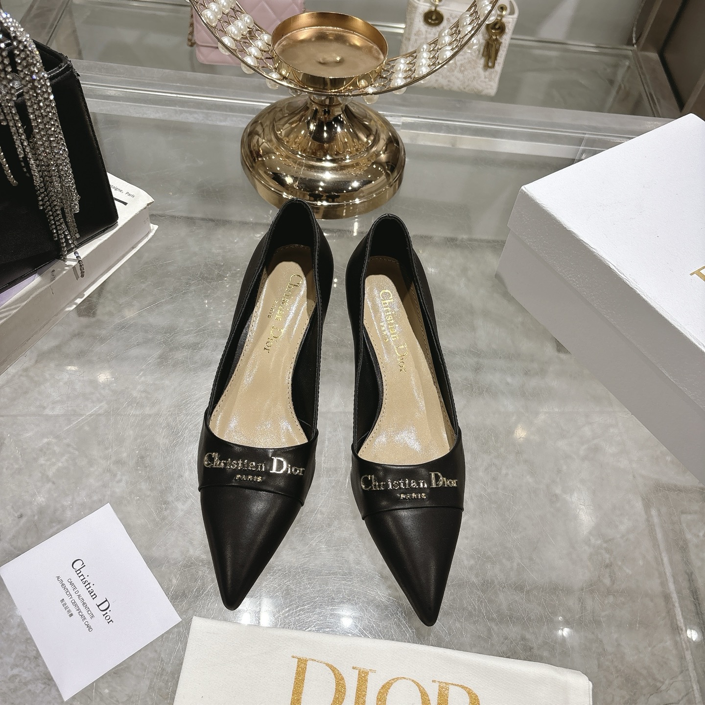 NO:408304,Single-shoe sandals 25ss early spring new Dior D-My hardware letter buckle pointed toe high heels flat single-shoe kitten heel hollow sandals This My Dior high heel is a new product in the spring and summer 2025 ready-to-wear series, showing exquisite elegance. It is carefully crafted with cowhide leather and pointed toe design, embellished with the golden metal Christian Dior Paris logo, which is recognizable and demonstrates Dior's extraordinary exquisite craftsmanship. The hollow decoration 4.5cm 8.5cm graphic style heel complements each other, making the fashionable design more elegant. Upper Shandong silk/beef patent leather inner foot pad sheepskin sole Italian leather outsole heel height 4.5 8.5  Size 35-39 (34.40.41. Custom made no return or exchange), sandals and shoes, dior, dior, sandals, high heels, cowhide, sheepskin, Leather soles19860909单鞋凉鞋 25ss早春新款Dior迪奥D-My 五金字母扣尖头高跟鞋平底单鞋小猫跟后空凉鞋 这款My Dior 高跟鞋是二零二五春夏成衣系列新品,彰显精致的优雅气质.采用牛皮革精心制作,尖头设计,点缀以金色饰面金属Christian Dior Paris标志,富有辨识度,彰显Dior 非凡的精湛工艺.镂空装饰4.5cm 8.5cm图形风格鞋跟相得益彰,令时尚的设计更显典雅 鞋面山东绸/牛漆皮 内里垫脚羊皮 鞋底意大利真皮大底 跟高4.5 8.5 码数35-39（34.40.41.定做不退换）,凉鞋单鞋,dior,dior,sandals,high heels,cowhide,sheepskin,Leather soles,Women's Shoes