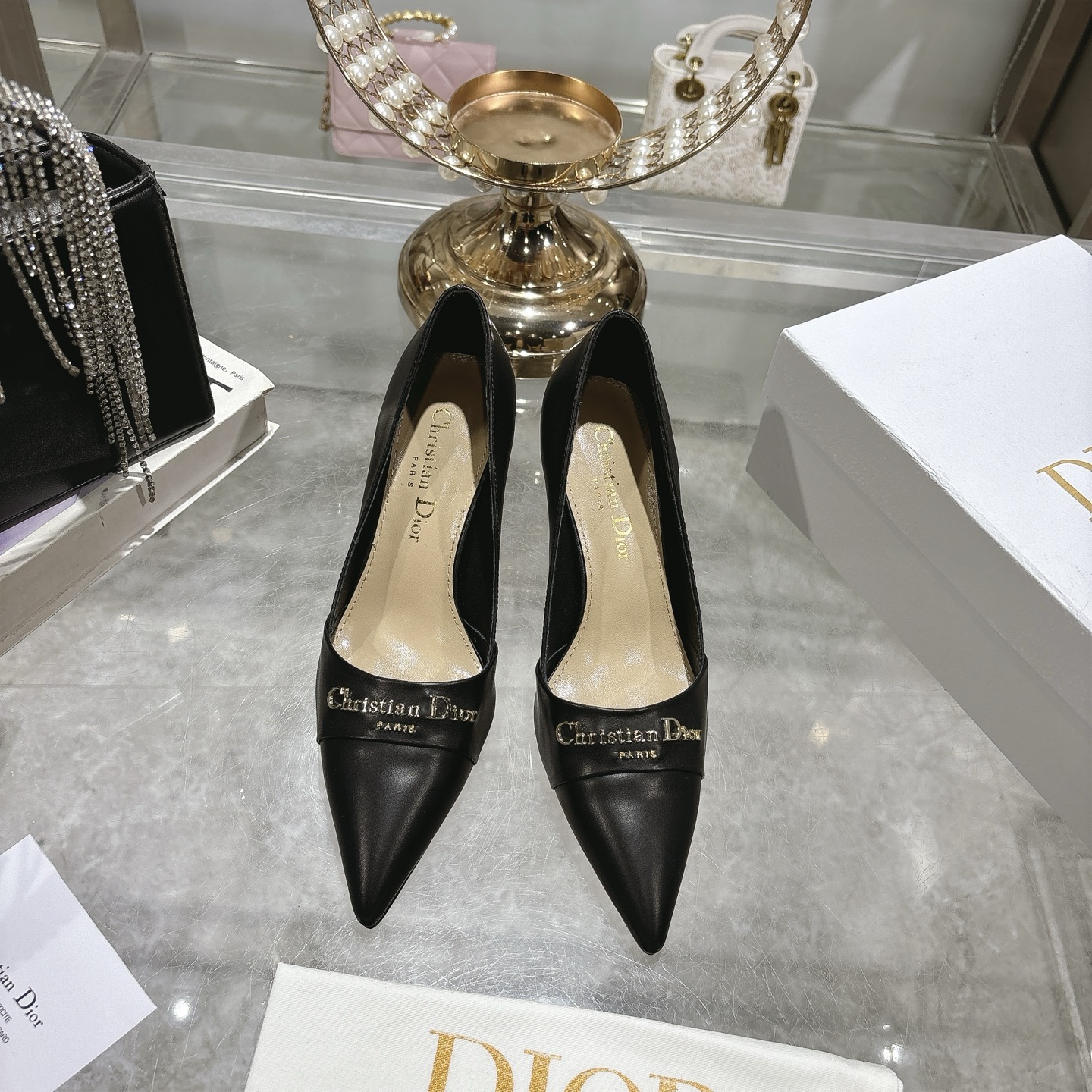 NO:408306,Single-shoe sandals 25ss early spring new Dior D-My hardware letter buckle pointed toe high heels flat single-shoe kitten heel hollow sandals This My Dior high heel is a new product in the spring and summer 2025 ready-to-wear series, showing exquisite elegance. It is carefully crafted with cowhide leather, pointed toe design, embellished with gold-finished metal Christian Dior Paris logo, which is recognizable, and demonstrates Dior's extraordinary exquisite craftsmanship. Hollow decoration 4.5cm 8.5cm graphic style heel complements each other, making the fashionable design more elegant. Upper Shandong silk/beef patent leather inner foot pad sheepskin sole Italian leather outsole Heel height 5.5cm Size 35-39 (34.40.41. Custom made no return or exchange), sandals single shoes, dior, dior, sandals, high  heels, cowhide, sheepskin, Leather soles19860909单鞋凉鞋 25ss早春新款Dior迪奥D-My 五金字母扣尖头高跟鞋平底单鞋小猫跟后空凉鞋 这款My Dior 高跟鞋是二零二五春夏成衣系列新品,彰显精致的优雅气质.采用牛皮革精心制作,尖头设计,点缀以金色饰面金属Christian Dior Paris标志,富有辨识度,彰显Dior 非凡的精湛工艺.镂空装饰4.5cm 8.5cm图形风格鞋跟相得益彰,令时尚的设计更显典雅 鞋面山东绸/牛漆皮 内里垫脚羊皮 鞋底意大利真皮大底 跟高5.5cm 码数35-39（34.40.41.定做不退换）,凉鞋单鞋,dior,dior,sandals,high heels,cowhide,sheepskin,Leather soles,Women's Shoes