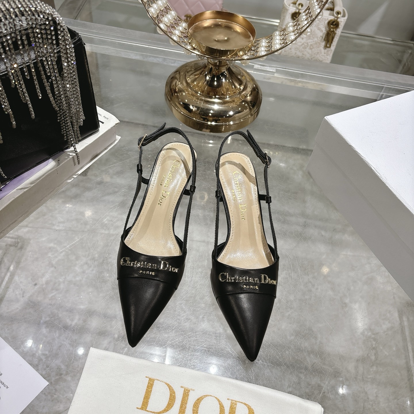 NO:408308,Single-shoe sandals 25ss early spring new Dior D-My hardware letter buckle pointed toe high heels flat single-shoe kitten heel hollow sandals This My Dior high heel is a new product in the spring and summer 2025 ready-to-wear series, showing exquisite elegance. It is carefully crafted with cowhide leather and pointed toe design, embellished with the golden metal Christian Dior Paris logo, which is recognizable and demonstrates Dior's extraordinary exquisite craftsmanship. The hollow decoration 4.5cm 8.5cm graphic style heel complements each other, making the fashionable design more elegant. Upper Shandong silk/beef patent leather inner foot pad sheepskin sole Italian leather outsole heel height 4.5 8.5  Size 35-39 (34.40.41. Custom made no return or exchange), sandals and shoes, dior, dior, sandals, high heels, cowhide, sheepskin, Leather soles19860909单鞋凉鞋 25ss早春新款Dior迪奥D-My 五金字母扣尖头高跟鞋平底单鞋小猫跟后空凉鞋 这款My Dior 高跟鞋是二零二五春夏成衣系列新品,彰显精致的优雅气质.采用牛皮革精心制作,尖头设计,点缀以金色饰面金属Christian Dior Paris标志,富有辨识度,彰显Dior 非凡的精湛工艺.镂空装饰4.5cm 8.5cm图形风格鞋跟相得益彰,令时尚的设计更显典雅 鞋面山东绸/牛漆皮 内里垫脚羊皮 鞋底意大利真皮大底 跟高4.5 8.5 码数35-39（34.40.41.定做不退换）,凉鞋单鞋,dior,dior,sandals,high heels,cowhide,sheepskin,Leather soles,Women's Shoes