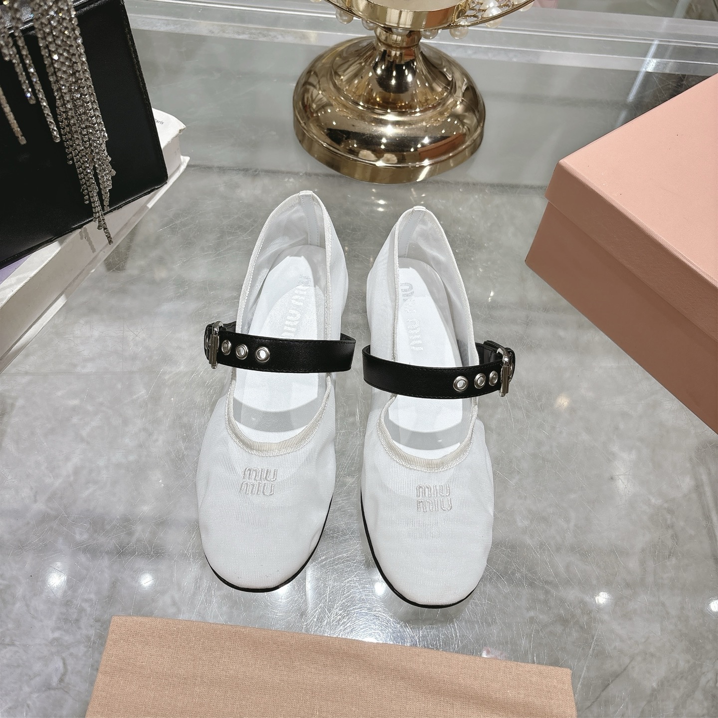 NO:385032,Early spring Mary Jane ballet mesh dance shoes trend elements in the new season. Instep strap single shoes. Mary Jane ballet conveys modern style. It looks good no matter how you wear it. This summer, fashionable people like to wear cool things. They don’t want to take off the upper mesh, sheepskin insoles, original outsole size35-40, ballet shoes, mary jane, sheepskin19860909早春玛丽珍芭蕾舞网纱跳舞鞋新季的潮流要素 脚背一字带单鞋 玛丽珍芭蕾舞传达现代风格 怎么穿都好看 今夏时髦最爱穿上凉凉的完全不想脱下 鞋面网纱,羊皮鞋垫,原版大底 size35-40,芭蕾舞鞋,mary jane,sheepskin,Women's Shoes