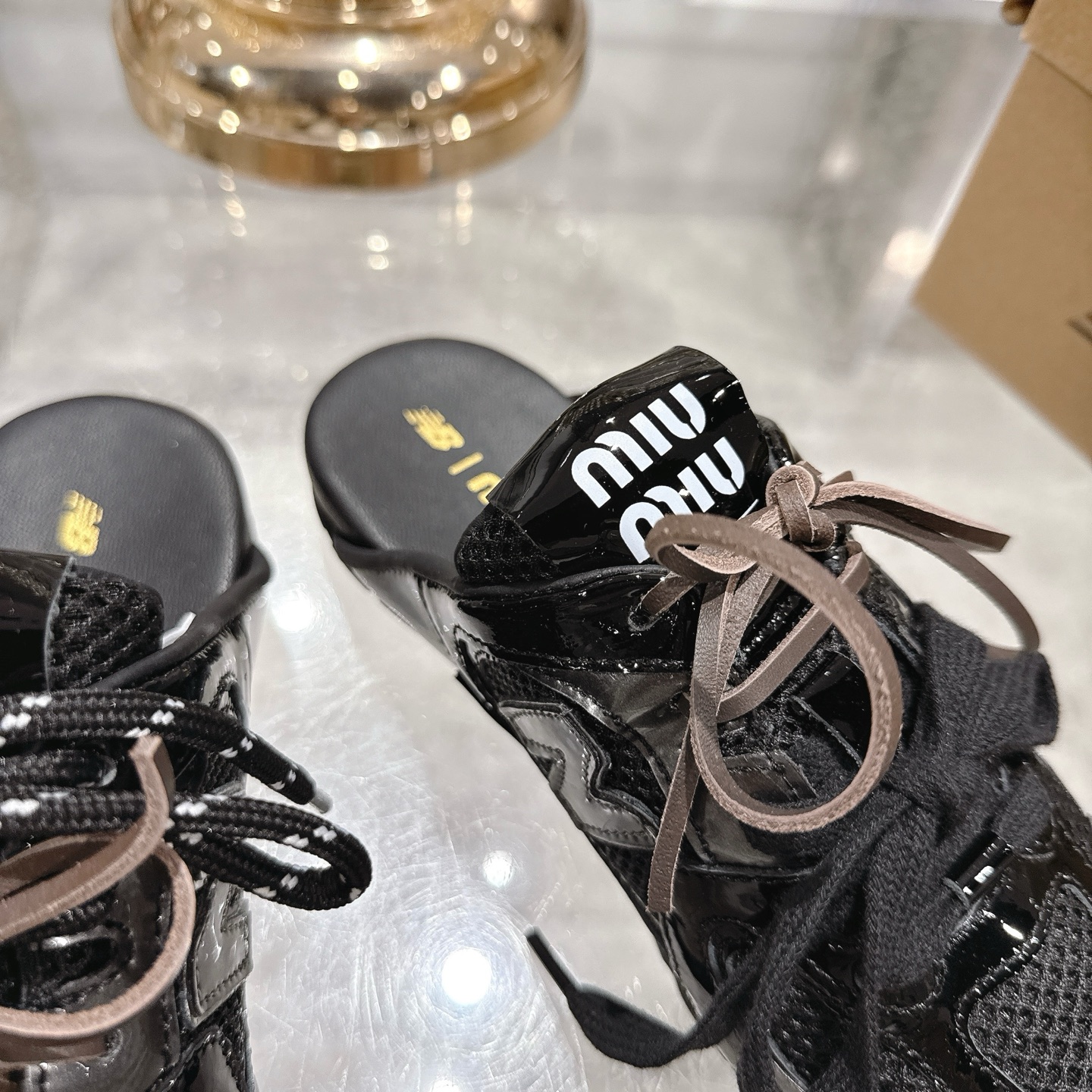 Factory 240New BalanceMIU MIU semipantalones de cabeza de marca compartida: este par de zapatillas d
