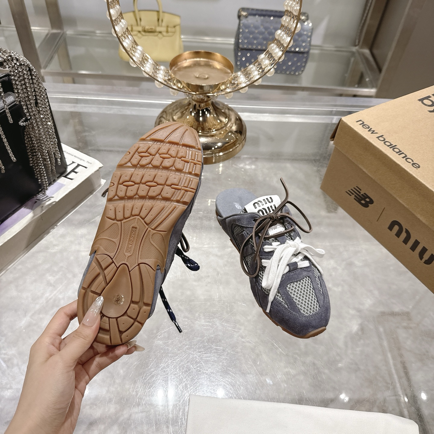 Factory 240New BalanceMIU MIU semipantalones de cabeza de marca compartida: este par de zapatillas d