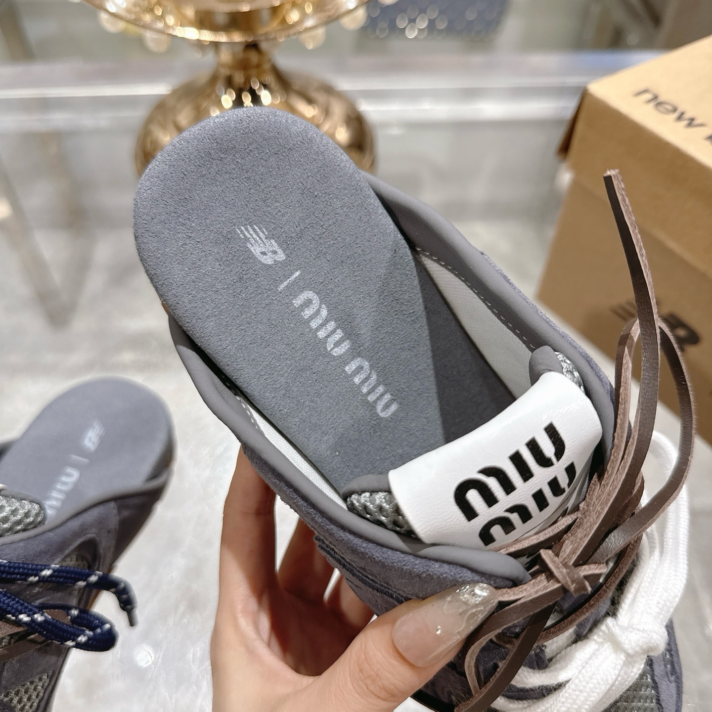 Factory 240New BalanceMIU MIU semipantalones de cabeza de marca compartida: este par de zapatillas d