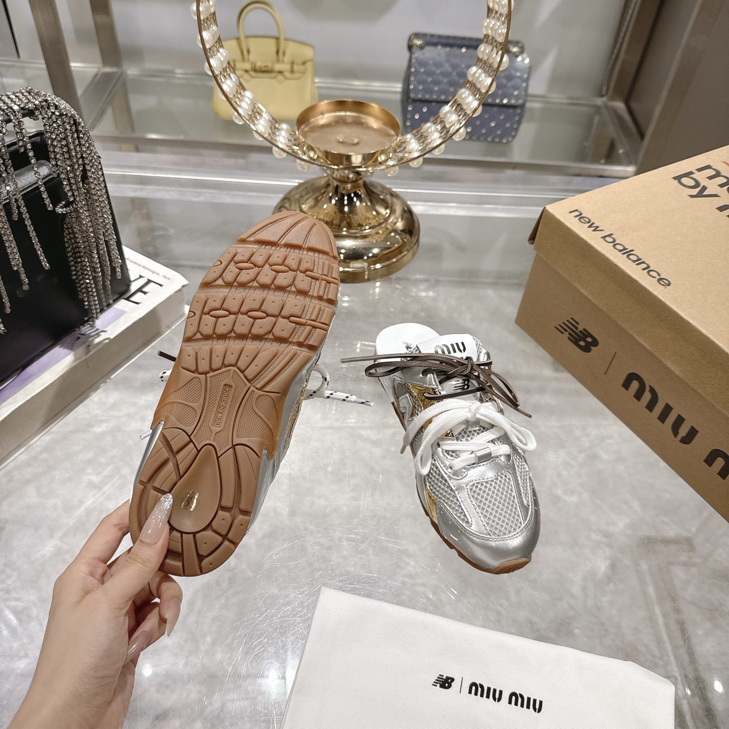Factory 240New BalanceMIU MIU semipantalones de cabeza de marca compartida: este par de zapatillas d