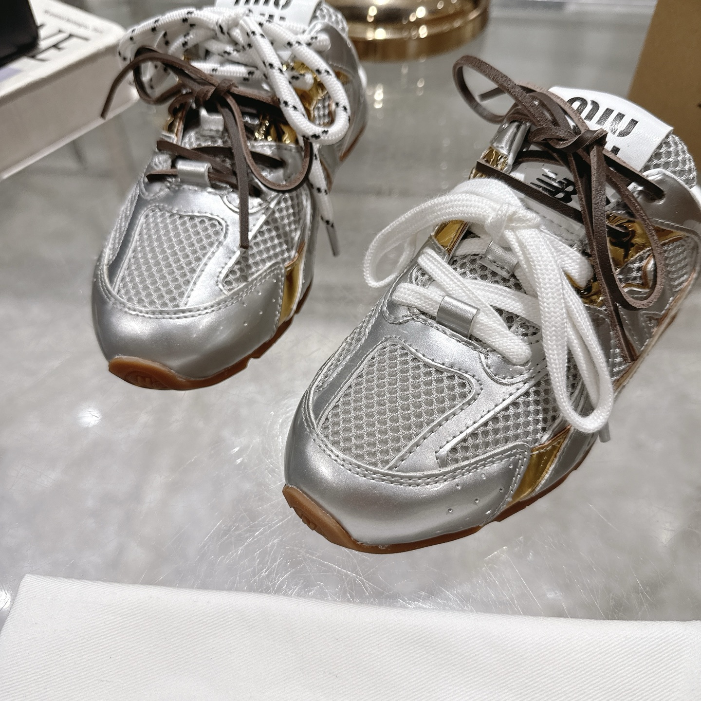 Factory 240New BalanceMIU MIU semipantalones de cabeza de marca compartida: este par de zapatillas d