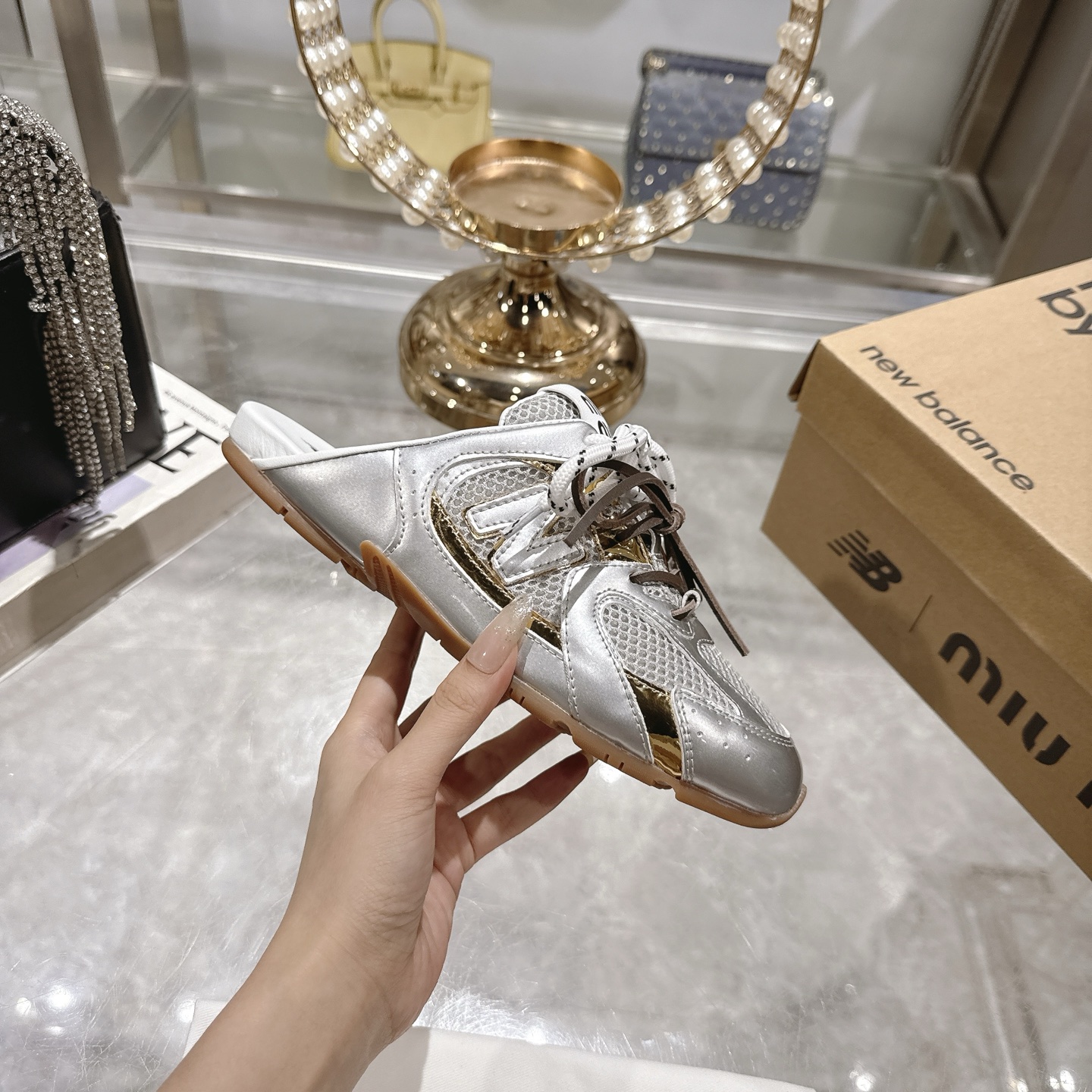 Factory 240New BalanceMIU MIU semipantalones de cabeza de marca compartida: este par de zapatillas d