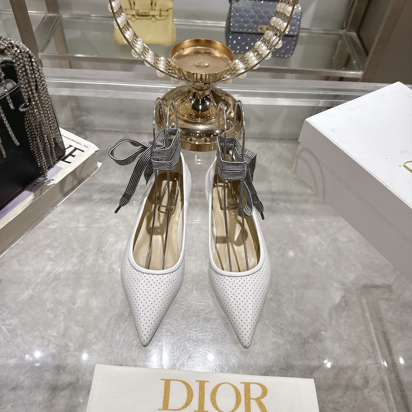 NO:408294,Dior pointed toe flat high heel sandals Dior Dior 25 spring and summer new webbing women's shoes Laser punching high-end technology Heavy craftsmanship production Top version Comfortable and breathable on the feet Cool and wear different styles Material imported cowhide Size 34-40 (4 40 customized) Free matching, single shoes, dior, dior, sandals, cowhide19860909Dior迪奥尖头平底高跟凉鞋 迪奥 Dior 25春夏季新款织带女鞋 激光冲孔高端技术 重工艺制作 顶级版 上脚舒适透气 清凉 穿出不一样的风格 材质进口牛皮 码数34-40 (4 40定做) 随意搭配,单鞋,dior,dior,sandals,cowhide,Women's Shoes