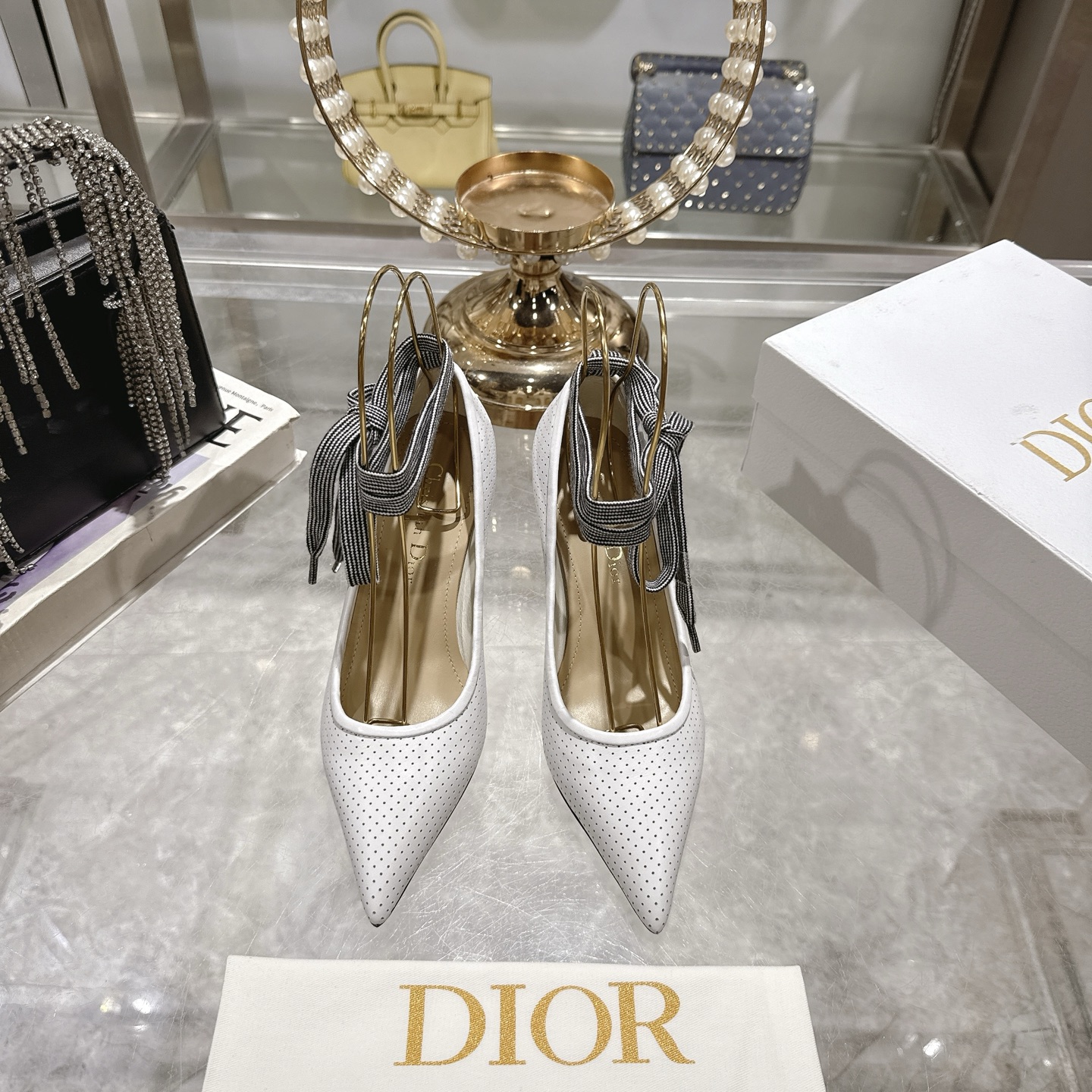 NO:497764,Dior pointed toe flat high heel sandals Dior Dior 25 spring and summer new webbing women's shoes Laser punching high-end technology Heavy craftsmanship production Top version Comfortable and breathable on the feet Cool and wear different styles Material imported cowhide Size 34-40 (4 40 customized) Free matching, single shoes, dior, dior, sandals, cowhide19860909Dior迪奥尖头平底高跟凉鞋 迪奥 Dior 25春夏季新款织带女鞋 激光冲孔高端技术 重工艺制作 顶级版 上脚舒适透气 清凉 穿出不一样的风格 材质进口牛皮 码数34-40 (4 40定做) 随意搭配,单鞋,dior,dior,sandals,cowhide,Women's Shoes