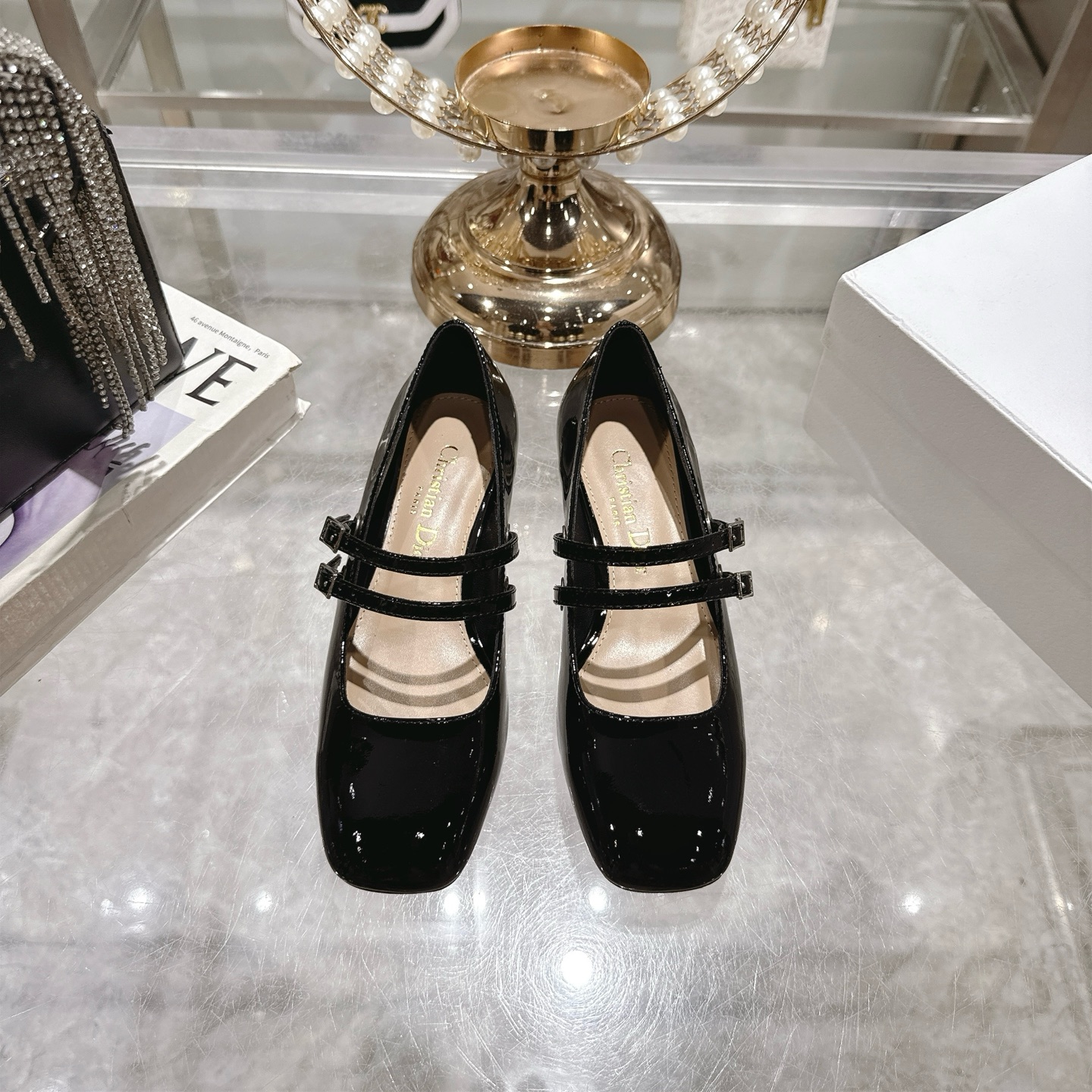 NO:408292,Dior's new Mary Jane single shoes, original mold opening hardware fasteners, so exquisite, small square head fashionable and retro!  The taste of a rich family!  Square heel design with pearls is very high-end, the instep double strap style is more elegant, cow patent leather upper, sheepskin inner cow leather sole heel height 3cm Size35-39 (40 custom made without return), Mary Jane, dior, mary jane, cowhide, sheepskin19860909迪奥新款玛丽珍单鞋 原版开模五金扣件,好精致啊,小方头时髦复古！整一个富家千金的味道！方跟设计加珍珠点缀好高级,脚背双带款式更有气质 牛漆皮鞋面 羊皮内里 牛皮鞋底 跟高3cm Size35-39（40定做不退换）,玛丽珍,dior,mary jane,cowhide,sheepskin,Women's Shoes