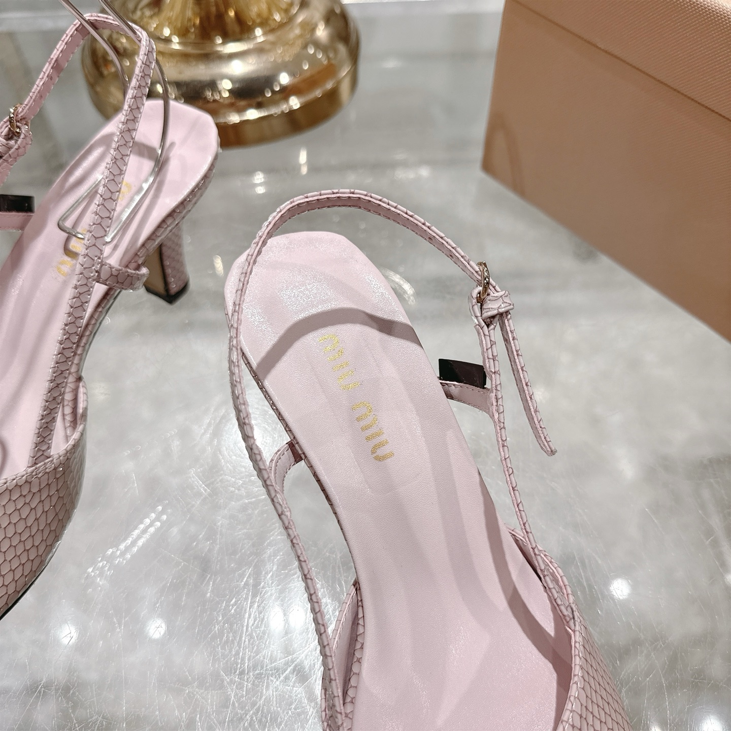 出厂280💰🎆Miu 夏季新款💕镂空露趾凉鞋🫅
T台走秀网红爆款🌟上脚非常完美🌟穿搭配⬆️此鞋 🌟优雅大方 都是独家1:1定制 时尚款两个跟高选择🎈👠让爱美的小姐姐们都能轻松驾驭，绝对是春夏必备单品❗️
材质 :特殊材料
尺码：35-40 跟高4.5cm 7.5cm