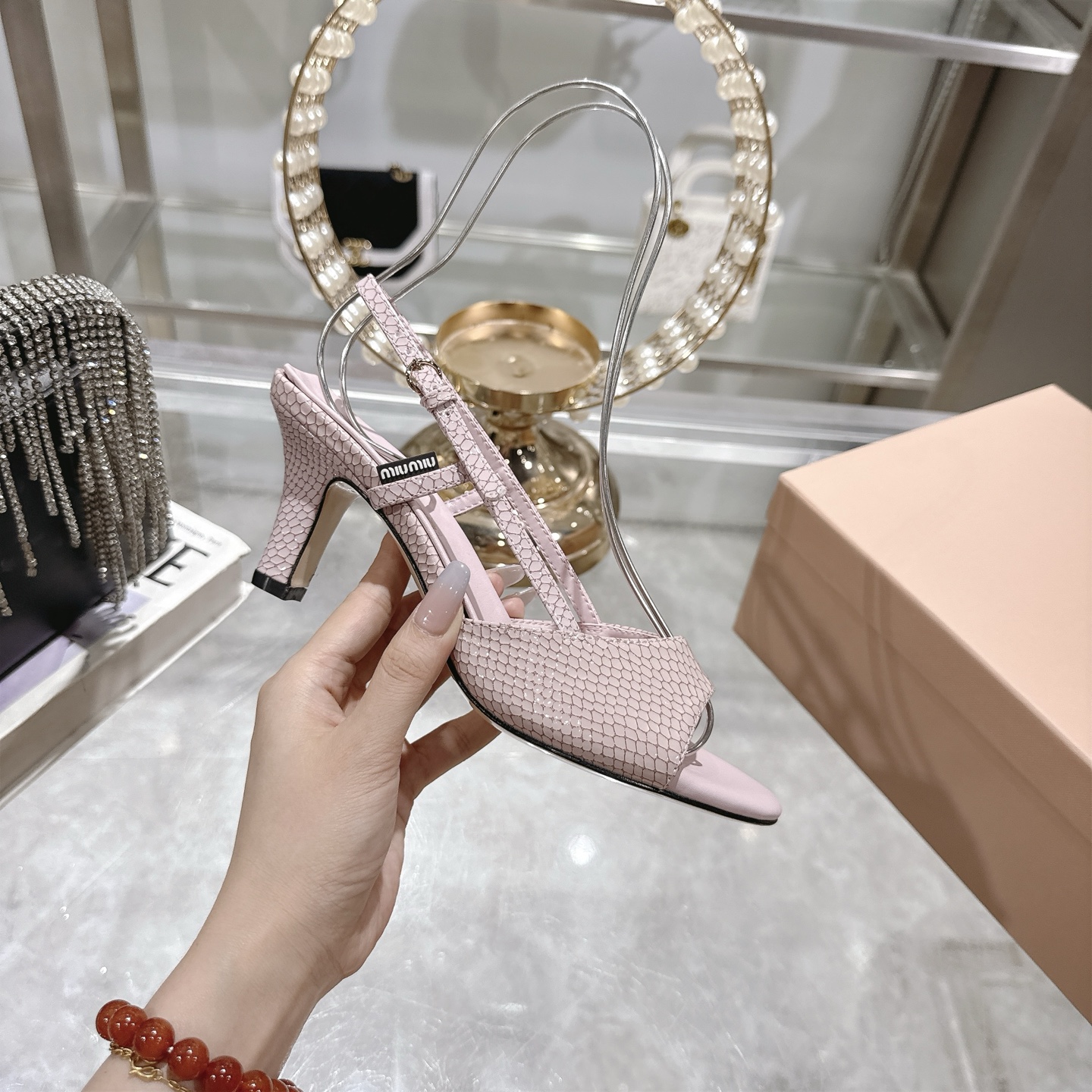 出厂280💰🎆Miu 夏季新款💕镂空露趾凉鞋🫅
T台走秀网红爆款🌟上脚非常完美🌟穿搭配⬆️此鞋 🌟优雅大方 都是独家1:1定制 时尚款两个跟高选择🎈👠让爱美的小姐姐们都能轻松驾驭，绝对是春夏必备单品❗️
材质 :特殊材料
尺码：35-40 跟高4.5cm 7.5cm