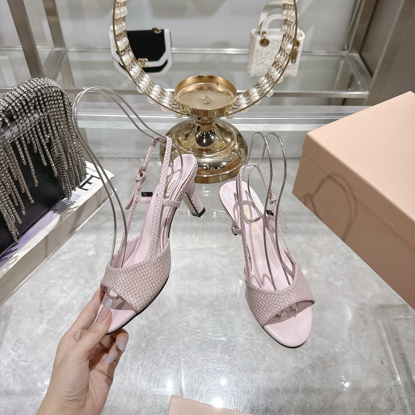 出厂280💰🎆Miu 夏季新款💕镂空露趾凉鞋🫅
T台走秀网红爆款🌟上脚非常完美🌟穿搭配⬆️此鞋 🌟优雅大方 都是独家1:1定制 时尚款两个跟高选择🎈👠让爱美的小姐姐们都能轻松驾驭，绝对是春夏必备单品❗️
材质 :特殊材料
尺码：35-40 跟高4.5cm 7.5cm