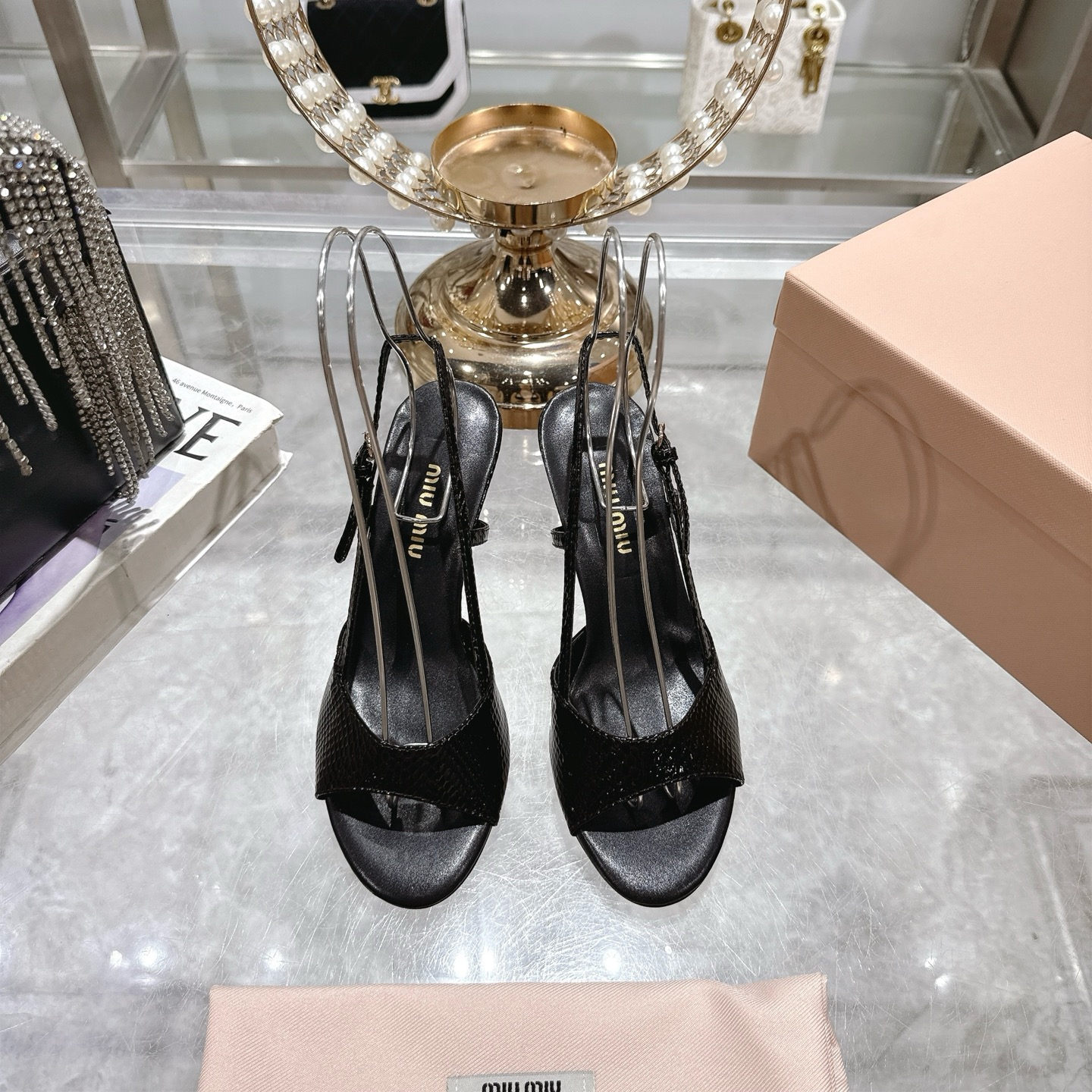 NO:408307,Miu's new summer hollow open-toed sandals. The popular online celebrity on the catwalk is perfect for wearing this shoe. Elegant and generous. They are all exclusive 1:1 customization. The fashionable two high heels allow the beautiful ladies to easily control it. They are definitely a must-have item in spring and summer. Material: Special material Size 35-40 Heel height 4.5cm 7.5cm, high heels sandals, miumiu, sandals, high heels19860909Miu 夏季新款镂空露趾凉鞋 T台走秀网红爆款上脚非常完美穿搭配此鞋 优雅大方 都是独家1:1定制 时尚款两个跟高选择让爱美的小姐姐们都能轻松驾驭,绝对是春夏必备单品 材质 :特殊材料 尺码35-40 跟高4.5cm 7.5cm,高跟鞋凉鞋,miumiu,sandals,high heels,Women's Shoes