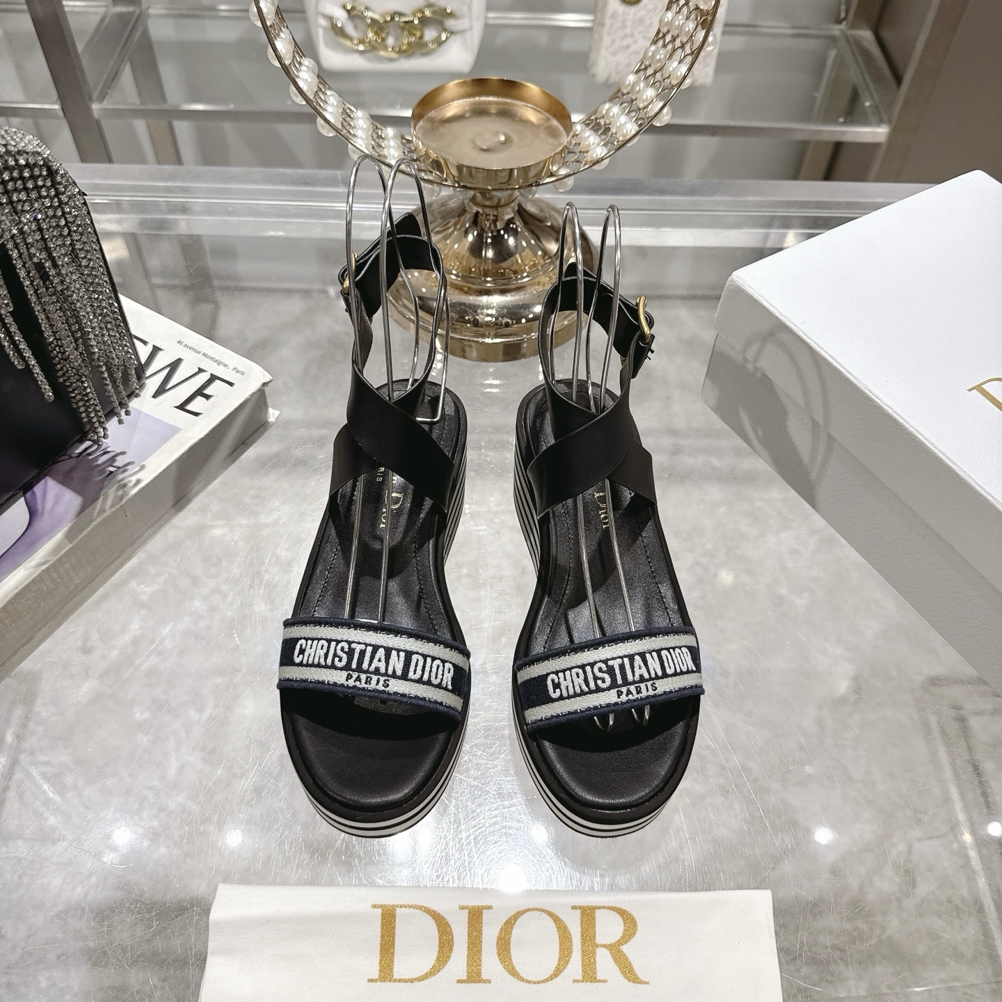 NO:408033,Sandals and slippers new color Dior 25 spring and summer new style IVIETA DWAY Sponge cake thick-soled sandals CD letter logo three-dimensional embroidered thick-soled round toe slippers Original development top version, soft and delicate feet, extremely comfortable. Material: imported upper raffia grass electric embroidery high-temperature water-soluble cotton technology fabric + water-dyed cowhide footbed inside + original consistent combination sole Outsole: original outsole size35-41.40.41. Custom made no return or replacement), sandals, dior, dior, sandals, slippers, cowhide19860909凉鞋拖鞋新色 Dior 迪奥 25春夏新款 IVIETA DWAY 松糕厚底凉鞋CD字母logo立体刺绣厚底圆头露趾拖鞋 原版开发市面顶级版本,脚感柔软细腻,舒适度极高. 材质:鞋面进口酒椰草电绣高温水溶棉质科技面料+水染牛皮垫脚内里+原版一致组合大底 大底:原版大底 size35-41.40.41.定做不退不换）,凉鞋,dior,dior,sandals,slippers,cowhide,Women's Shoes