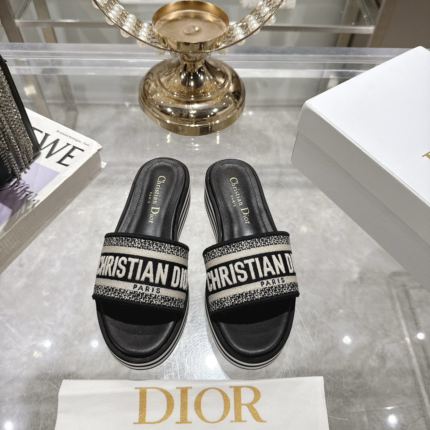 NO:408301,New color of sandals and slippers Dior 25 spring and summer new IVIETA DWAY sponge cake thick-soled sandals CD letter logo three-dimensional embroidered thick-soled round toe slippers Original development top version, soft and delicate feet, extremely comfortable. Material: imported upper raffia grass electric embroidery high-temperature water-soluble cotton technology fabric + water-dyed cowhide footbed inside + original consistent combination sole Outsole: original outsole size35-41.40.41. Custom made no return or replacement), slippers sandals, dior, dior, sandals, slippers, cowhide19860909凉鞋拖鞋新色 Dior 迪奥 25春夏新款 IVIETA DWAY 松糕厚底凉鞋CD字母logo立体刺绣厚底圆头露趾拖鞋 原版开发市面顶级版本,脚感柔软细腻,舒适度极高. 材质:鞋面进口酒椰草电绣高温水溶棉质科技面料+水染牛皮垫脚内里+原版一致组合大底 大底:原版大底 size35-41.40.41.定做不退不换）,拖鞋凉鞋,dior,dior,sandals,slippers,cowhide,Women's Shoes