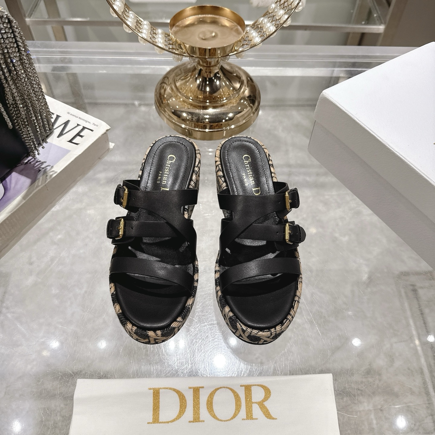 NO:408299,Dior 25 2025 spring and summer new products, top version, the counter is mainly new, Attitude wedge sandals, hard goods are new, BS purchasing level!  Full of high-end feeling!  This is a popular model for bloggers at home and abroad. It is retro and fashionable and beautiful!  Official website main model★ Original custom cowhide upper lining: imported sheepskin lining, original Italian leather outsole, high heel height 8cm, front water table 3.5cm, shoe size: 35-39 (40, 41 customization, no return or exchange), slippers, dior, slippers, cowhide, sheepskin, Leather soles19860909迪奥 25  2025春夏新品 顶级版本 专柜主打新款 Attitude坡跟凉拖鞋 硬货上新 BS代购级别！高级感十足！国内外博主刷爆的一款,复古又时髦 上脚美炸了！官网主推款★ 鞋面原版定制牛皮  内里: 进口羊皮里 大底原版意大利真皮大底 跟高跟高8cm 前水台3.5cm 鞋码: 35-39（40、41定制不退换）,拖鞋,dior,slippers,cowhide,sheepskin,Leather soles,Women's Shoes