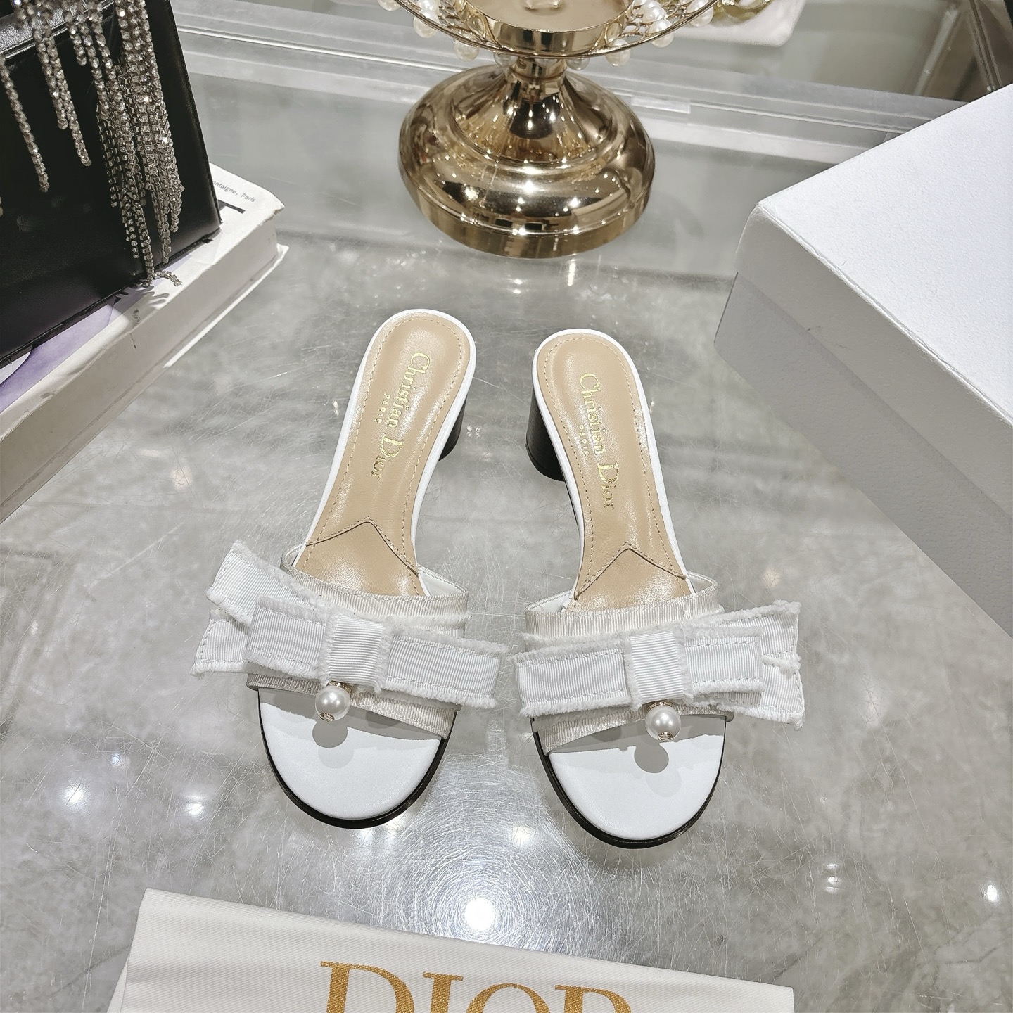 NO:408297,J'ADIOR tassel webbing shoes Dior 2025 spring and summer show new Adiorble fish mouth women's shoes CD star same fashion tassel bow pearl letter logo hardware buckle sandals top high-end version on the market Material: original custom tassel grosgrain upper + water dyed sheepskin inner footbed + original molded pearl hardware buckle + Italian leather outsole. Heel height 3.5cm size35-41 (40.41. Customized non-return), slippers, dior, dior, slippers, sheepskin, Leather soles19860909J‘ADIOR流苏织带女鞋 Dior 迪奥 2025春夏走秀新款Adiorble鱼嘴女鞋 CD明星同款时尚流苏蝴蝶结珍珠字母logo五金扣凉拖鞋 市面顶级高端版本 材质:原版定制流苏罗缎鞋面+水染羊皮内里垫脚+原版开模珍珠五金扣+意大利真皮大底.跟高3.5cm size35-41(40.41.定做不退换),拖鞋,dior,dior,slippers,sheepskin,Leather soles,Women's Shoes