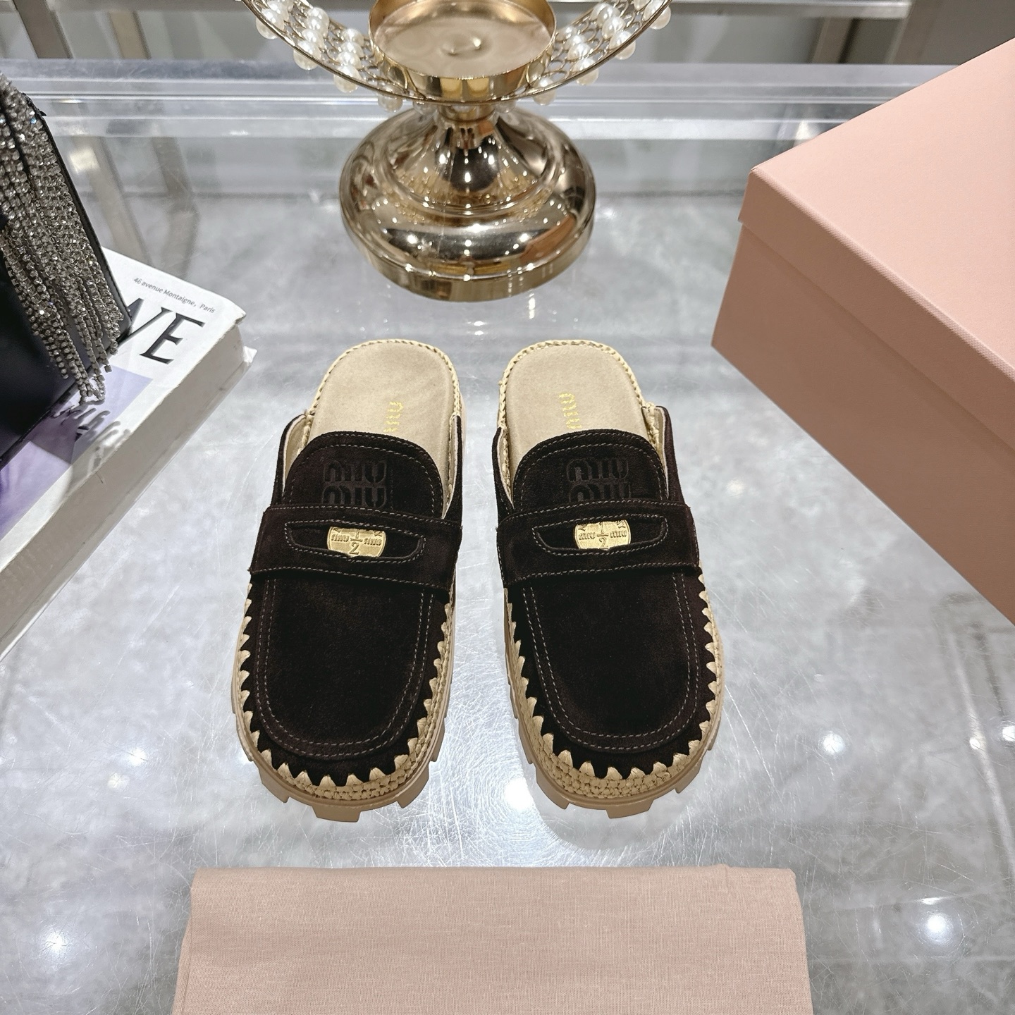 NO:408295,Miumi*25ss new Baotou Mules straw woven thick-soled sandals How can you miss a pair of versatile and comfortable sandals in summer?  Not only is this slipper designed for simple and elegant, but it is also super comfortable to wear. It is a must-have artifact for summer!  It is perfectly matched with any clothes, a perfect fashion item!  The upper is made of imported beef leather, inner lambskin, original raffia fiber texture fabric splicing original rubber sole Heel height: 3cm Size35-39 (40,41 custom made without return and exchange), semi-torch, miumiu, sandals, slippers, espadrilles, sheepskin19860909Miumi*25ss新款包头穆勒鞋草编厚底凉拖鞋 夏天怎么能少得了一双百搭又舒适的凉鞋呢？这款拖鞋不仅设计简约大方,而且穿起来超级舒服,简直就是夏日必备神器！搭配任何衣服都毫不违和,妥妥的时尚单品！ 鞋面采用进口牛猄皮,内里小羊皮,原版酒椰叶纤维质感织物拼接原版橡胶鞋底 跟高: 3cm Size35-39（40,41定制不退换货）,半拖,miumiu,sandals,slippers,espadrilles,sheepskin,Women's Shoes