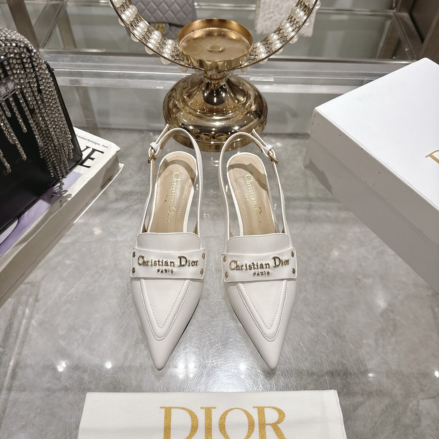 NO:408293,25ss early spring new Dior D-My hardware letter buckle pointed toe kitten heel hollow sandals This My Dior high heel is a new product in the spring and summer 2025 ready-to-wear series, showing exquisite elegance. It is carefully crafted with cowhide leather, pointed toe design, embellished with a golden finish metal Christian Dior Paris logo, which is recognizable, and highlights Dior's extraordinary exquisite craftsmanship. Hollow decoration makes the fashionable design more elegant. Upper cowhide, inner foot pad sheepskin sole Italian leather outsole Heel height 4.5cm Size 35-39 (34.40.41. Custom made non-return), high heels sandals, dior, dior, sandals, high heels, cowhide, sheepskin, Leather soles1986090925ss早春新款Dior迪奥D-My 五金字母扣尖头小猫跟后空凉鞋 这款My Dior 高跟鞋是二零二五春夏成衣系列新品,彰显精致的优雅气质.采用牛皮革精心制作,尖头设计,点缀以金色饰面金属Christian Dior Paris标志,富有辨识度,彰显Dior 非凡的精湛工艺.镂空装饰令时尚的设计更显典雅 鞋面 牛皮 内里垫脚羊皮 鞋底意大利真皮大底 跟高4.5cm 码数35-39（34.40.41.定做不退换）,高跟鞋凉鞋,dior,dior,sandals,high heels,cowhide,sheepskin,Leather soles,Women's Shoes