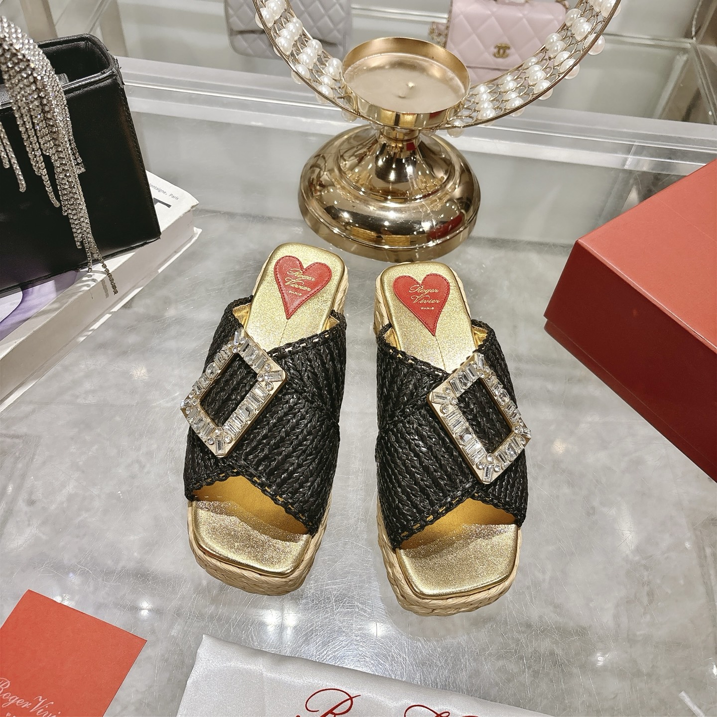 NO:416223,25 new uncovered lazy slippers are hand-woven with natural Raffia, showing their noble and luxurious style, making the shoes light up the feminine charm like jewelry. Drawing inspiration from their beloved representatives, the insole is embedded with an iconic heart pattern, with a height-enhancing effect. A must-have for small girls. Original custom leather outsole. Material: Original custom Laffie early knitting. The inner lining is breathable sheepskin inner size 35-40 sizes 40 custom sizes, slippers, slippers, sheepskin, Leather soles1986090925新款露脚懒人拖鞋以天然的拉菲草手工编织 尽显高贵奢华风范 让鞋子也像珠宝一般点亮女性魅力.从其钟爱的代表中汲取灵感,内底嵌有标志性的心形图案,自带增高效果 小个子女生必备 鞋底原版定制真皮大底 材质: 原版定制拉菲早编织 内里透气羊皮内里 码数35-40码 40定制码数,拖鞋,slippers,sheepskin,Leather soles,Women's Shoes