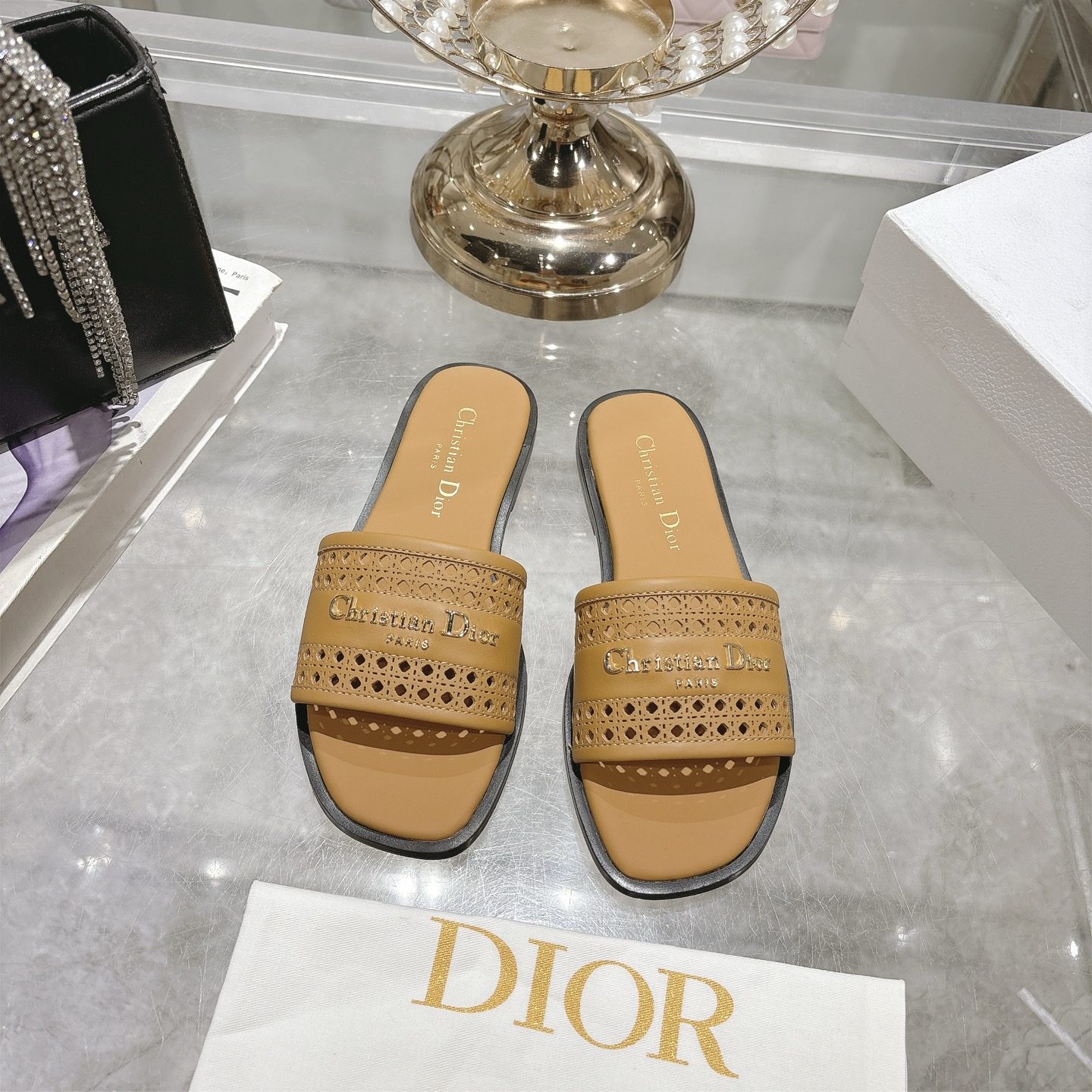 NO:416211,Dior Dior 2025 spring and summer new D-Lane jelly color hollow women's shoes CD letter logo hardware buckle flat sole round toe open-toe sandals, top-level version on the market, exclusive for sale Material: imported calfskin upper + water dyed sheepskin lining + Italian genuine leather outsole + original molded pure copper hardware buckle size34-41 (34.40.41. Custom made without return or replacement) /, slippers, dior, dior, slippers, cowhide, sheepskin, Leather soles19860909迪奥 Dior 2025 春夏新款 D-Lane 果冻色镂空女鞋 CD字母logo五金扣平底圆头露趾凉拖鞋 市面顶级版本 独家发售 材质:鞋面进口小牛皮+水染羊皮内里+意大利真皮大底+原版开模纯铜五金扣 size34-41（34.40.41.定做不退不换）／,拖鞋,dior,dior,slippers,cowhide,sheepskin,Leather soles,Women's Shoes