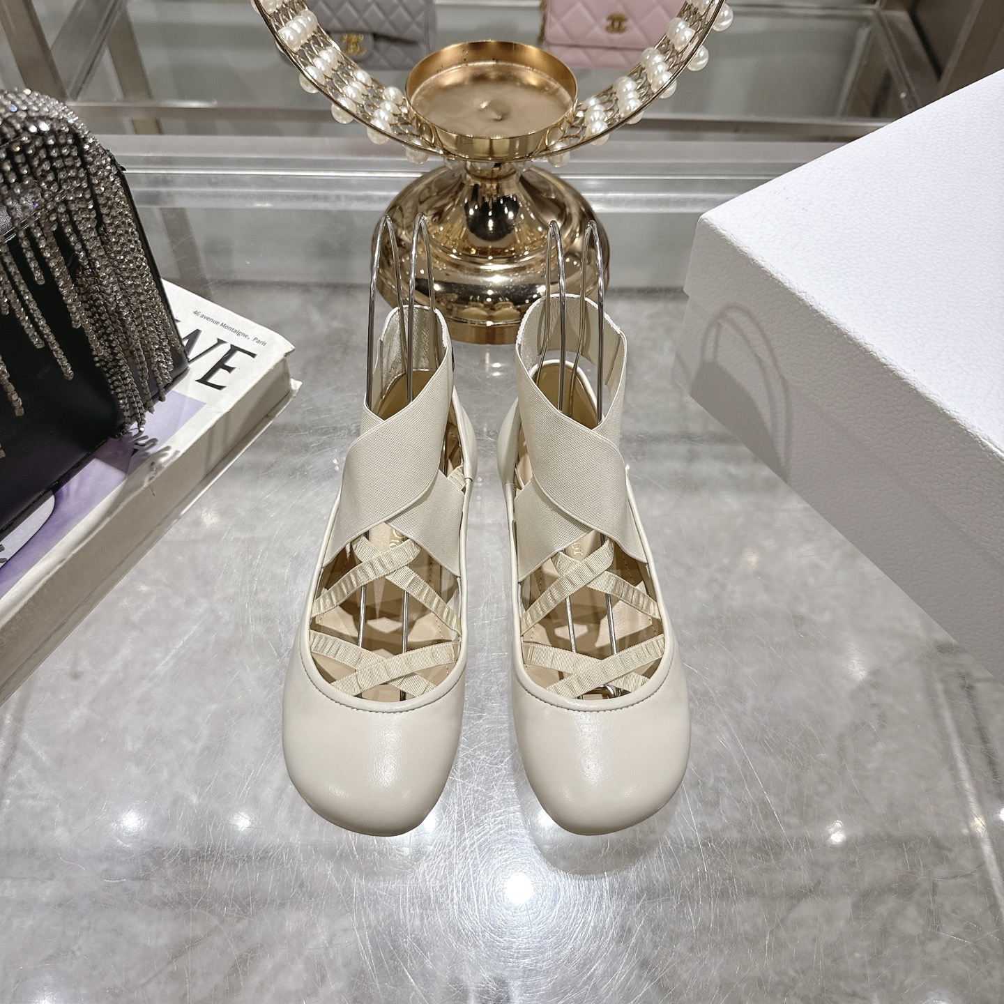 NO:416178,Leather silk Dior Dior spring and summer new ballet shoes are representative French elegant items. These shoes perfectly interpret the fusion of classic and fashion. Each pair contains a unique romantic gene. Come and feel its charm with me. The eternal darling of classic black fashion. Red belt contrasting color/eye-catching ceiling, paired with a simple black skirt, retro and fashionable, and exquisite in casualness. Material upper imported cowhide/silk water-dyed sheepskin lining + original non-slip rubber outsole Size(34-41) (34.40.41 custom made without return), ballet shoes, dior, dior, skirts, cowhide, sheepskin, real silk19860909皮面真丝迪奥 Dior 春夏新款芭蕾舞鞋作为法式优雅代表性单品,这些鞋履完美诠释了经典与时尚的融合,每一双都藏着独特的浪漫基因,快来和我一起沉浸式感受它的魅力经典黑色时尚界的永恒宠儿 红带撞色款/吸睛天花板,搭配简约的小黑裙,复古又时髦,休闲中透着精致. 材质鞋面进口牛皮/真丝水染羊皮内里+原版防滑橡胶大底 Size(34-41) (34.40.41定做不退换）,芭蕾舞鞋,dior,dior,skirts,cowhide,sheepskin,real silk,Women's Shoes