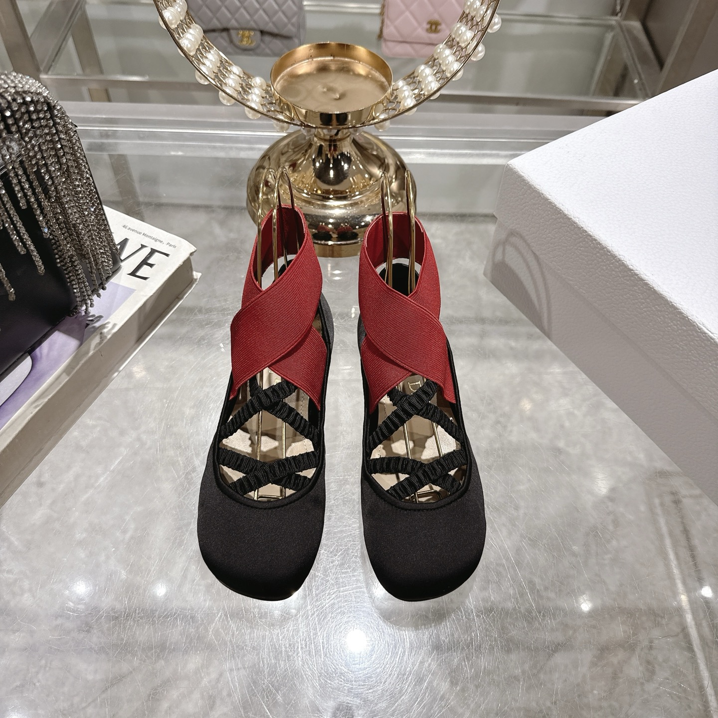 NO:416186,Leather silk Dior Dior spring and summer new ballet shoes are representative French elegant items. These shoes perfectly interpret the fusion of classic and fashion. Each pair contains a unique romantic gene. Come and feel its charm with me. The eternal darling of classic black fashion. Red belt contrasting color/eye-catching ceiling, paired with a simple black skirt, retro and fashionable, with exquisite casualness. Material upper imported sheepskin/silk water-dyed sheepskin lining + original non-slip rubber sole Size(34-41) (34.40.41 custom made without return), ballet shoes, dior, dior, skirts, sheepskin, real silk19860909皮面真丝迪奥 Dior 春夏新款芭蕾舞鞋作为法式优雅代表性单品,这些鞋履完美诠释了经典与时尚的融合,每一双都藏着独特的浪漫基因,快来和我一起沉浸式感受它的魅力经典黑色时尚界的永恒宠儿 红带撞色款/吸睛天花板,搭配简约的小黑裙,复古又时髦,休闲中透着精致. 材质鞋面进口羊皮/真丝水染羊皮内里+原版防滑橡胶大底 Size(34-41) (34.40.41定做不退换）,芭蕾舞鞋,dior,dior,skirts,sheepskin,real silk,Women's Shoes