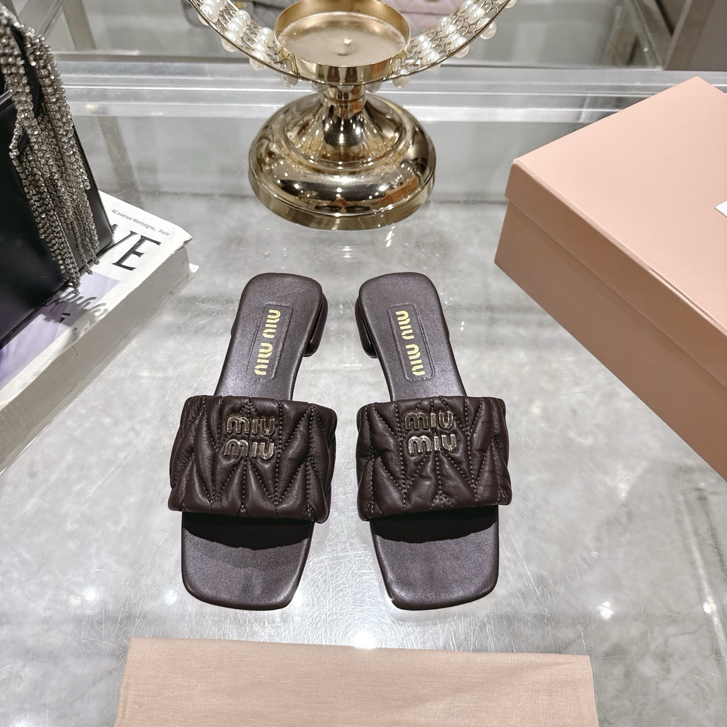 NO:416170,25 new colors Miumi* spring and summer new flat lambskin sandals slippers, top version Zp development, original disassembly, diamond pattern, instantly kill the ordinary version on the market, miumiu is really too girly!  The lambskin is super soft and glutinous, and the comfort is super high!  Shoe-facing version of diamond lambskin, sole, Italian leather outsole, size 35-4140, customized!  Full set of counters are packaged simultaneously!  ,slippers,miumiu,sandals,slippers,sheepskin,Leather soles1986090925新色 Miumi*春夏新款平底小羊皮凉鞋拖鞋,顶级版本 Zp开发 原版拆卸 对版菱格纹 秒杀市面普通版本,miumiu真的太少女啦！小羊皮超级软糯 舒适度超高！ 鞋面对版菱格小羊皮 鞋底意大利真皮大底 码数35-4140 定制！ 全套专柜同步包装！,拖鞋,miumiu,sandals,slippers,sheepskin,Leather soles,Women's Shoes