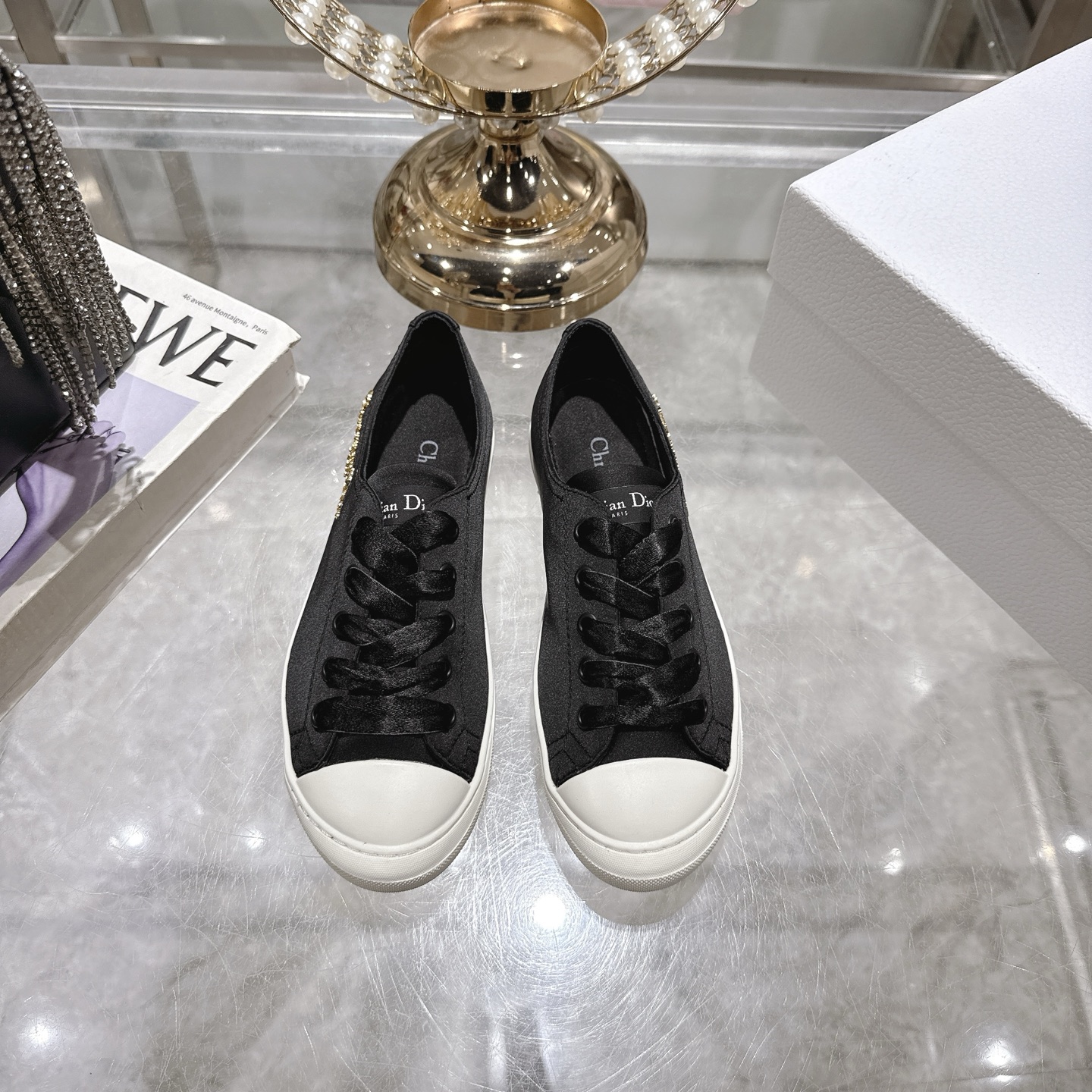 NO:416192,Dior ss new Lucky series satin white shoes skateboard shoes casual sneakers top version original purchase and development made. This Dior sneaker upper is made of white silk fabric, with gold-finished metal Christian Dior Paris logo on the sides, paired with satin wide laces in the same color to highlight the retro style. Round toe, paired with white slim rubber sole with Christian Dior Paris logo, can add a high-order style to various casual styles, and can also be matched with other items from the Diorviera limited series. Original imported fabric, high-density satin, inner lining original customized soft sheepskin, sole original open mold-proof TPU material, sole thickness is about 2cm, size 35-41, casual shoes/sports shoes, dior, dior, sneakers, sheepskin, silk  fabric19860909Dior·迪奥 ss新款 Lucky系列绸缎小白鞋滑板鞋休闲运动鞋 顶级版本原版购入开发做货 这款迪奥运动鞋鞋面采用白色丝绸面料,侧面饰以金色饰面金属Christian Dior Paris标志,搭配同色调缎面宽鞋带,突显复古风情.圆形鞋头,搭配饰以Christian Dior Paris标志的白色纤薄橡胶鞋底,可为各式休闲造型增添高订风范,也可与Dioriviera限定系列的其他单品搭配. 面料原版进口高密绸缎 内里原版定制柔软羊皮 鞋底原版开模防滑TPU材质 底厚约2cm 码数35-41,休闲鞋/运动鞋,dior,dior,sneakers,sheepskin,silk fabric,Women's Shoes