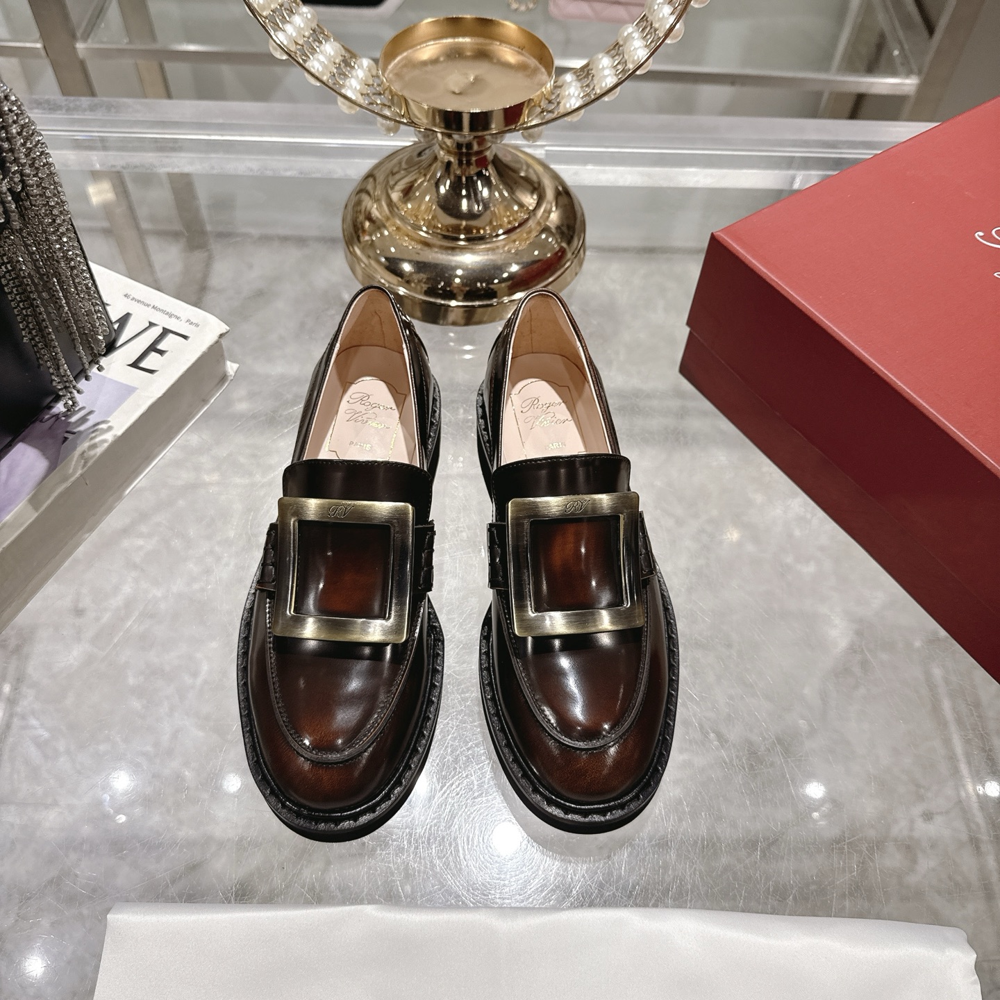 NO:467198,The highest version of the market 'Roger Vivier' 25 new styles and new colors classic copper buckles and diamond buckles. Buy the original version 1:1 to create a replica, copying the comparison that is indistinguishable from the original version Liu Wen Tang Yan many celebrities put on their feet. Whether they are dressed with skirts and pants, they are casual and elegant, super invincible and versatile, full of girly hearts. Imported fabric polished leather Swarovski K9 rhinestones and original handcuffed copper buckles inner cowhide leather leather edge strip Original high-temperature foaming sole size: 35-39 (40 custom made without return and exchange) Original counter synchronous packaging, loafers, roger vivier, loafers, skirts, cowhide19860909市面最高版『 Roger Vivier 』25新款新色经典铜扣和钻扣单鞋 购入原版1:1打造复刻,复制出与原版无差别的对比 刘雯 唐嫣众多明星上脚,无论搭配裙装裤装休闲不失优雅,超级无敌百搭,穿上少女心爆棚满满 面料进口擦色皮 施华洛k9水钻和原版铐漆铜扣 内里牛皮真皮沿条 原版耐高温发泡大底 size: 35-39（40订做不退换）原版专柜同步包装,乐福鞋,roger vivier,loafers,skirts,cowhide,Women's Shoes