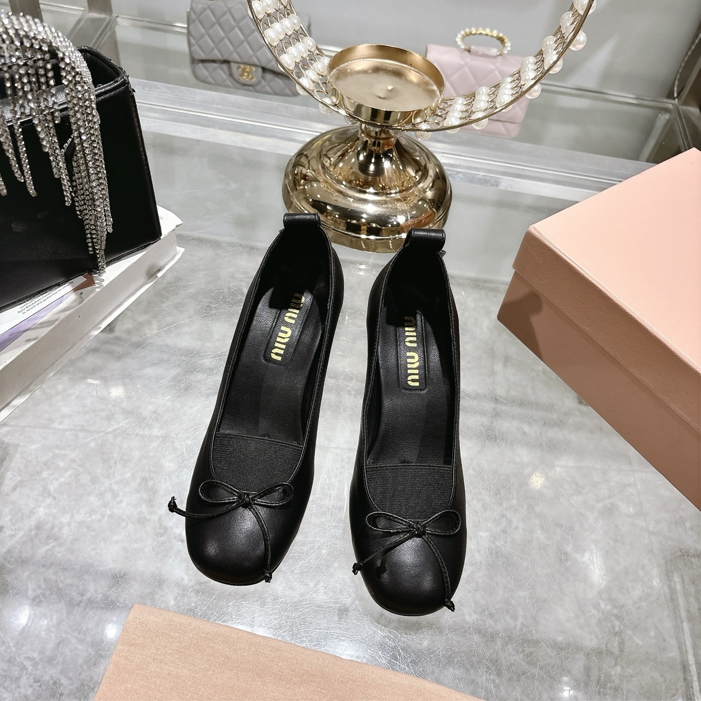 NO:492425,Flat high heel Miu Miu 25ss spring and summer new style, retro bow, round-toed shoes, fresh spring and summer color scheme, beautiful curves, everyday outfits are very good, the heel has an exclusive logo style, which shows elegant charm on the feet!  The upper is made of original cowhide, inner foot pad sheepskin, original flat rubber outsole high heel: genuine leather custom imported genuine leather outsole heel height 6.cm size 35-40 (40 customized), single shoes, miumiu, cowhide, sheepskin, Leather soles19860909平底高跟Miu Miu 缪缪 25ss春夏新款 复古 蝴蝶结 圆头单鞋 春夏清新配色,曲线优美 日常穿搭都很搭,后跟有专属标识性Logo格调,上脚尽显优雅魅力！ 鞋面采用原版牛皮 内里垫脚羊皮 鞋底原版平底橡胶大底高跟:真皮定制意大利进口真皮大底跟高6.cm 码数35-40（40 定做）,单鞋,miumiu,cowhide,sheepskin,Leather soles,Women's Shoes