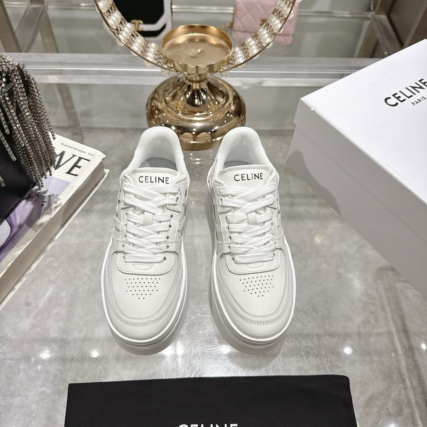 NO:494118,Thick-soled CELINE* 2025ss new logo lace-up thin-soled casual shoes, small white shoes, simple and comfortable, clean and neat, heightened and thin legs, tall people have choices. It is really friendly, whether it is worn alone or with wide-leg pants, high street and retro, let's make CELINE girls. Imported top layer calfskin inner lining original inner lining original 1:1 molded and sole size 35-40 (40 customized), casual shoes/sports shoes, celine, celine, sneakers, cowhide19860909厚底CELINE*思琳赛琳 2025ss新款徽标系带薄底休闲鞋小白鞋 简单舒服,干净利落,增高又显腿细,高个子 小个子都有的选择 真的很友好呀无论是单穿还是搭配阔腿裤,高街又复古一起来做CELINE女孩 鞋面进口头层小牛皮 内里原版内里 大底原版1:1开模大底 码数35-40（40订做）,休闲鞋/运动鞋,celine,celine,sneakers,cowhide,Women's Shoes