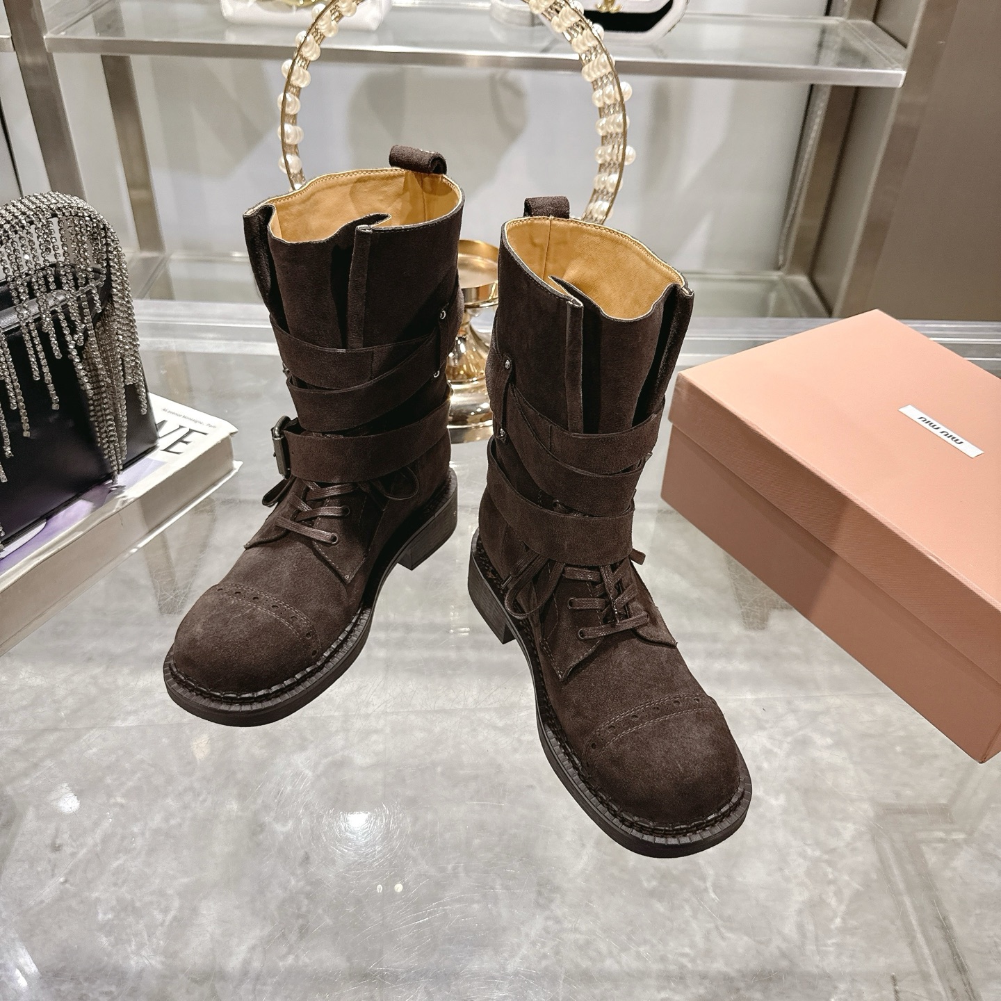 NO:494101,Pea Niujing 55SS autumn and winter new Martin boots. The knight boots are full of design sense. Miumiu's unique style is fully displayed, making you instantly the focus of the crowd. The belt willow nail battle boots are very easy to get on. It is also very cool to get on the feet and becomes the queen of the fashion industry! A must-have for fashionable boutiques. Upper: Use imported beef reverse velvet. Inner water dyed beef lining. Stepping beef dyed beef lining. Heel height 3.5cm. Outsole: Rubber anti-slip wear-resistant sole. Size 35-41. Boots, miumiu, boots.19860909皮牛京55SS秋冬新款马丁靴 骑士靴设计感十足,miumiu的独特风格展现无遗,让你瞬间成为人群中的焦点 皮带柳钉战靴 进脚特别容易 上脚也是特别酷成为时尚界的女王! 时髦精品必备. 鞋面:采用进口牛反绒 内里水染牛里 垫脚牛染牛里 跟高3.5cm 大底: 橡胶防滑耐磨大底 码数35-41,靴子,miumiu,boots,Women's Shoes