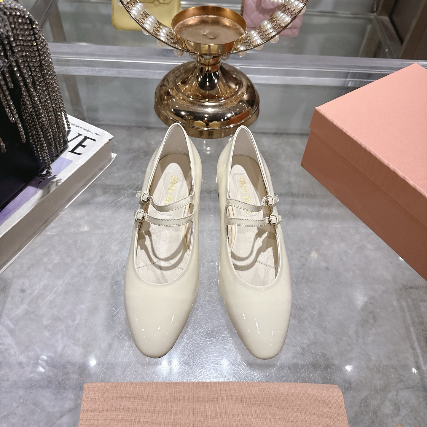 NO:494092,Top quality Miumiu 25 autumn and winter show new arrival~ thick heel round head Mary Zhen pearl double buckle single shoes!  Glossy cow patent leather upper with one strap, full of details and texture ~ with colorful socks, super beautiful ~ Super age-reducing ~ Very Miu feeling, very casual but not lacking fashion and comfort. Upper imported soft cow patent leather/cowhide, inner footbed sheepskin imported from Italy genuine leather outsole Heel height: 3.5cm Size: 35-41 (40 41 custom made without return), single shoes, miumiu, mary jane, cowhide, sheepskin, Leather soles, socks19860909顶级品质miumiu缪缪25秋冬走秀新款new arrival～粗跟圆头玛丽珍珍珠双扣带单鞋！ 光泽牛漆皮鞋面一字带,细节质感满满～配个彩色袜子超好看～超减龄～很miu的感觉,很随性但不乏时尚和舒适度 鞋面进口软牛漆皮/牛皮 内里垫脚羊皮 意大利进口真皮大底 跟高:3.5cm 码数:35-41（40 41订做不退换）,单鞋,miumiu,mary jane,cowhide,sheepskin,Leather soles,socks,Women's Shoes